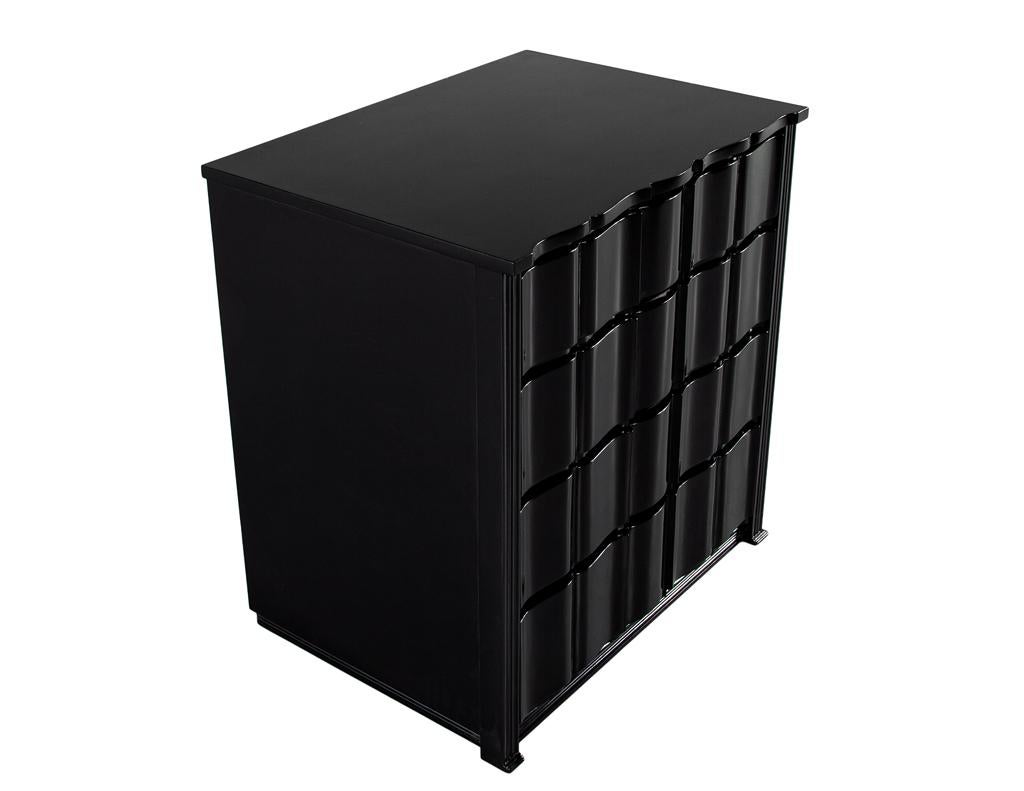 Paire de tables de nuit incurvées laquées noires Commodes en vente 9