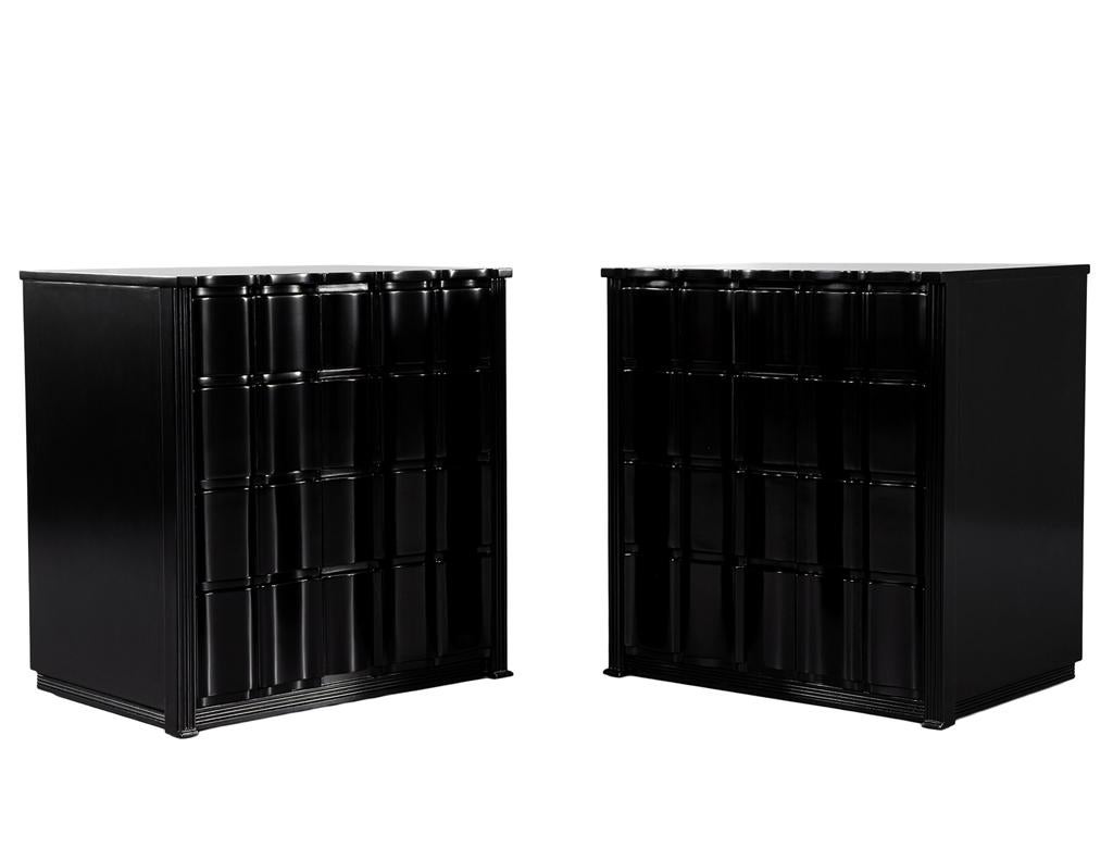 Paire de tables de nuit incurvées laquées noires Commodes en vente 10