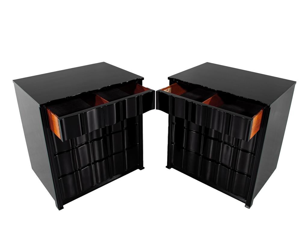 Hollywood Regency Paire de tables de nuit incurvées laquées noires Commodes en vente