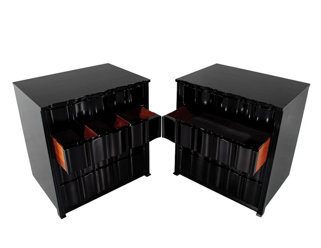 Américain Paire de tables de nuit incurvées laquées noires Commodes en vente