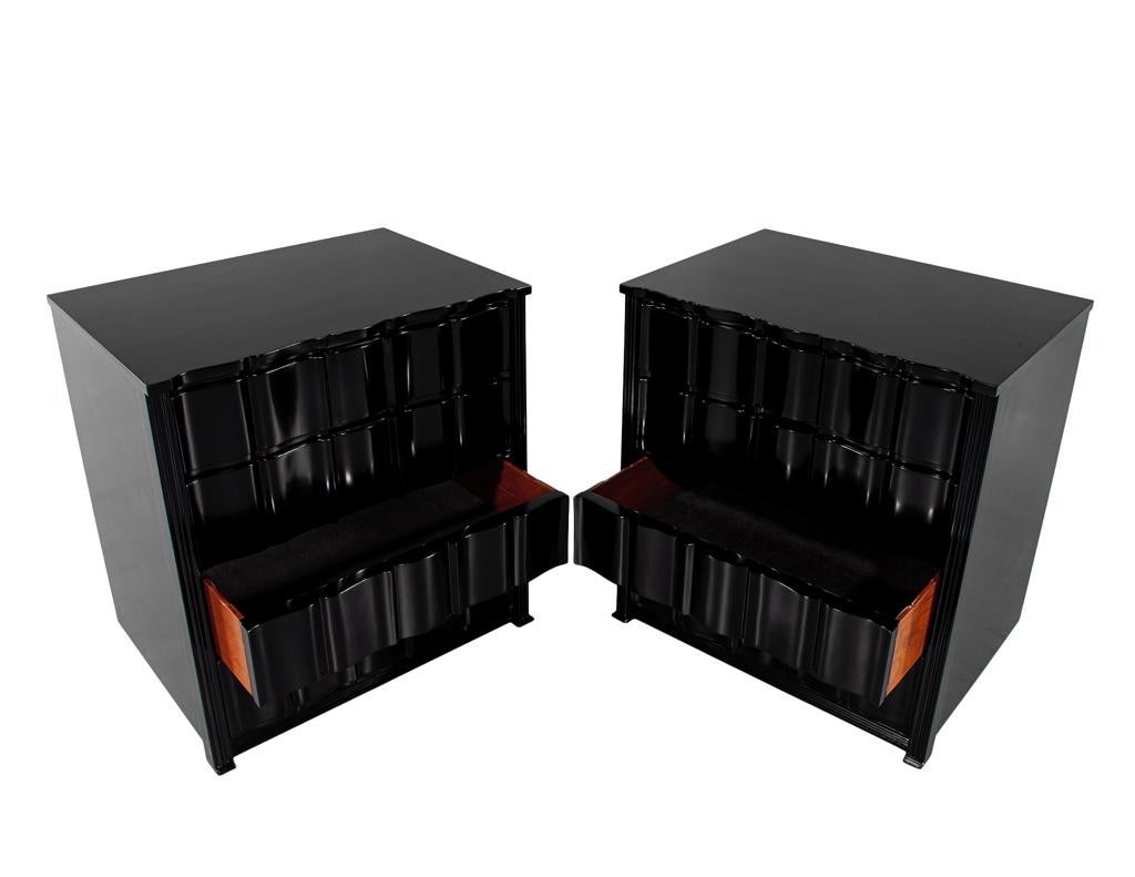 Paire de tables de nuit incurvées laquées noires Commodes Excellent état - En vente à North York, ON