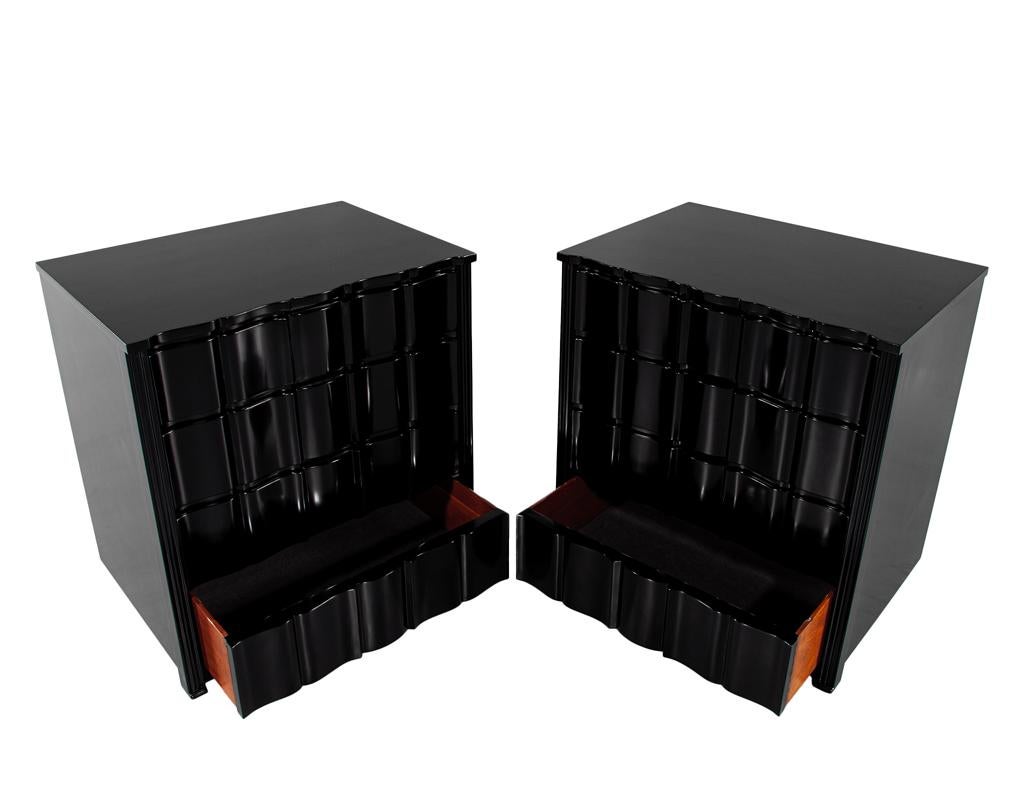 Milieu du XXe siècle Paire de tables de nuit incurvées laquées noires Commodes en vente