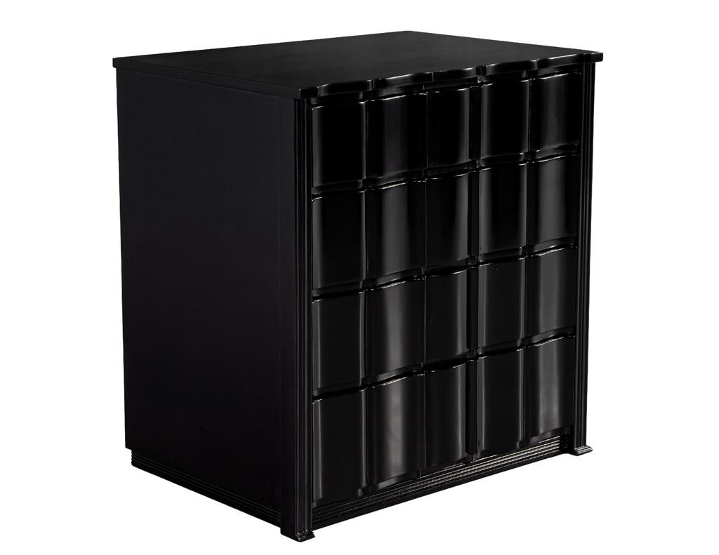 Bois Paire de tables de nuit incurvées laquées noires Commodes en vente