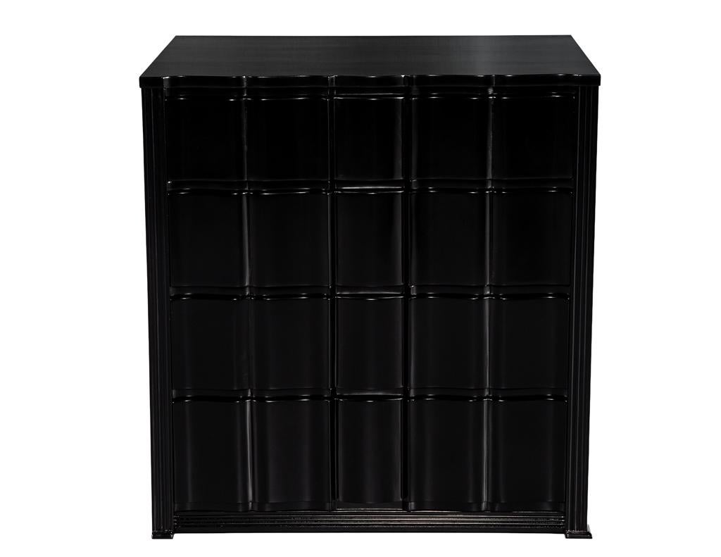Paire de tables de nuit incurvées laquées noires Commodes en vente 1