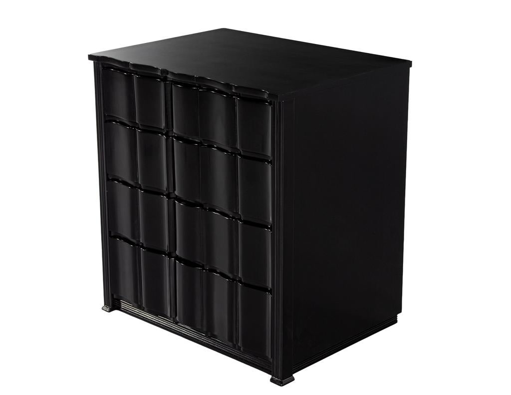 Paire de tables de nuit incurvées laquées noires Commodes en vente 2
