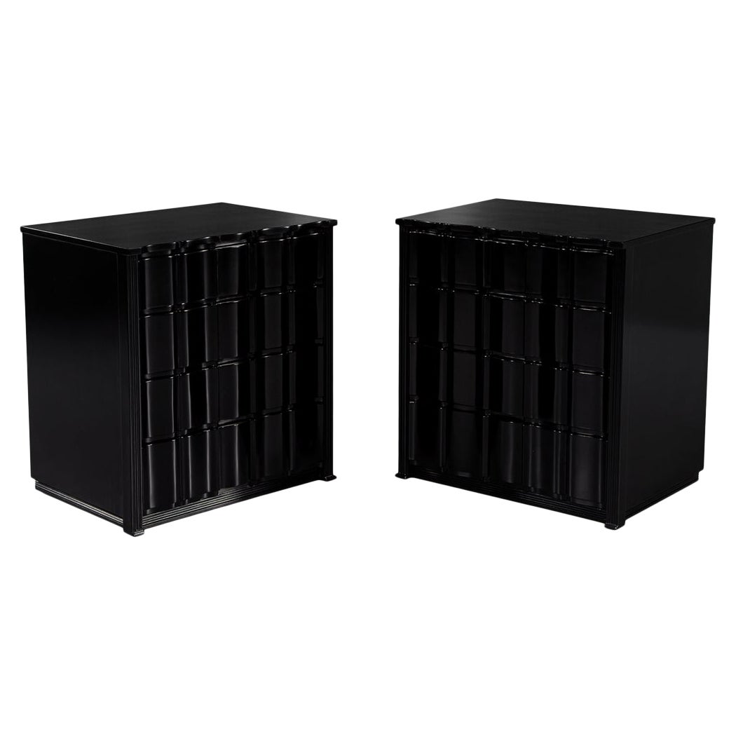 Paire de tables de nuit incurvées laquées noires Commodes en vente