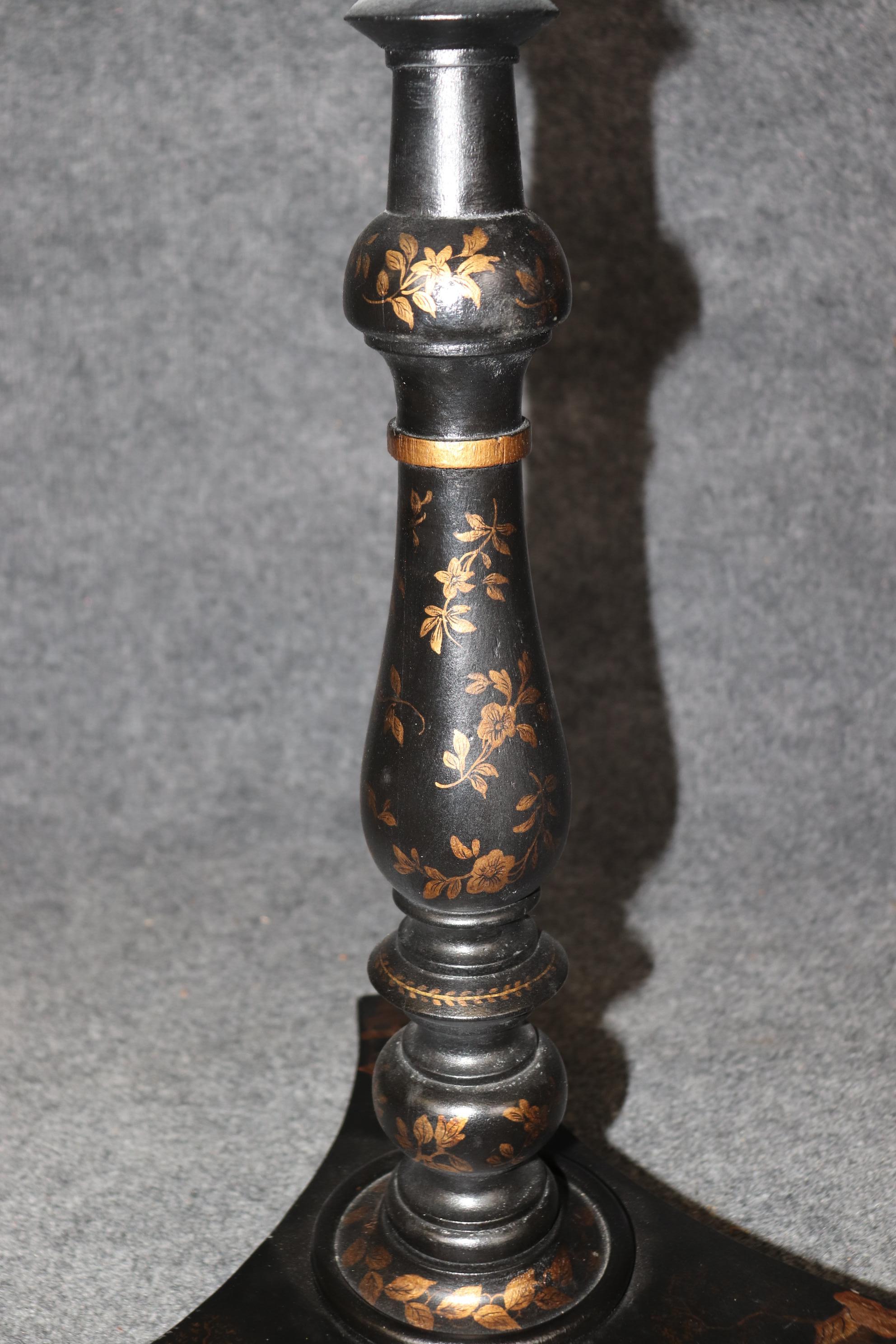 Paire de tables d'appoint chinoiseries anglaises de style George III laquées noires 7