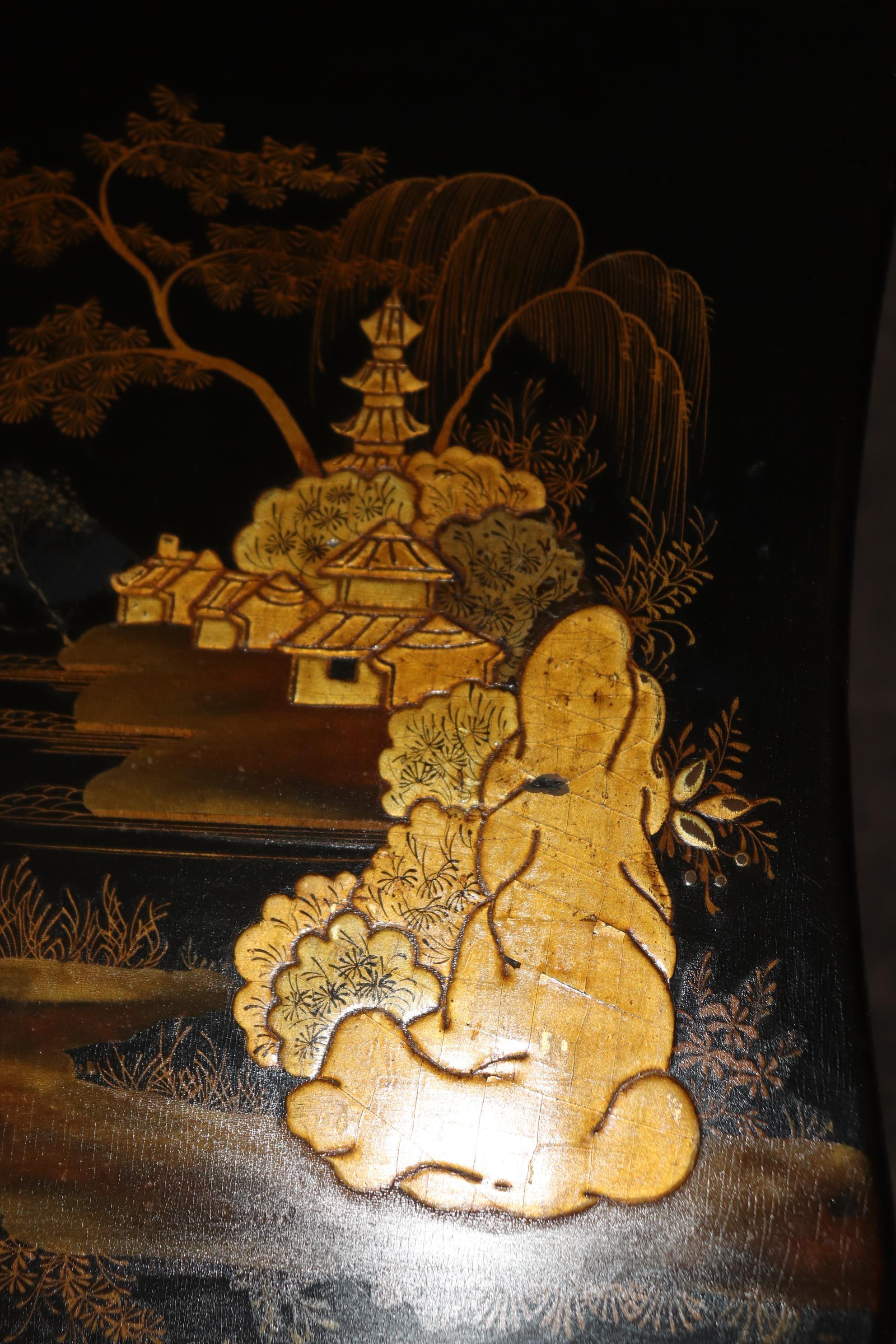 Paire de tables d'appoint chinoiseries anglaises de style George III laquées noires 11