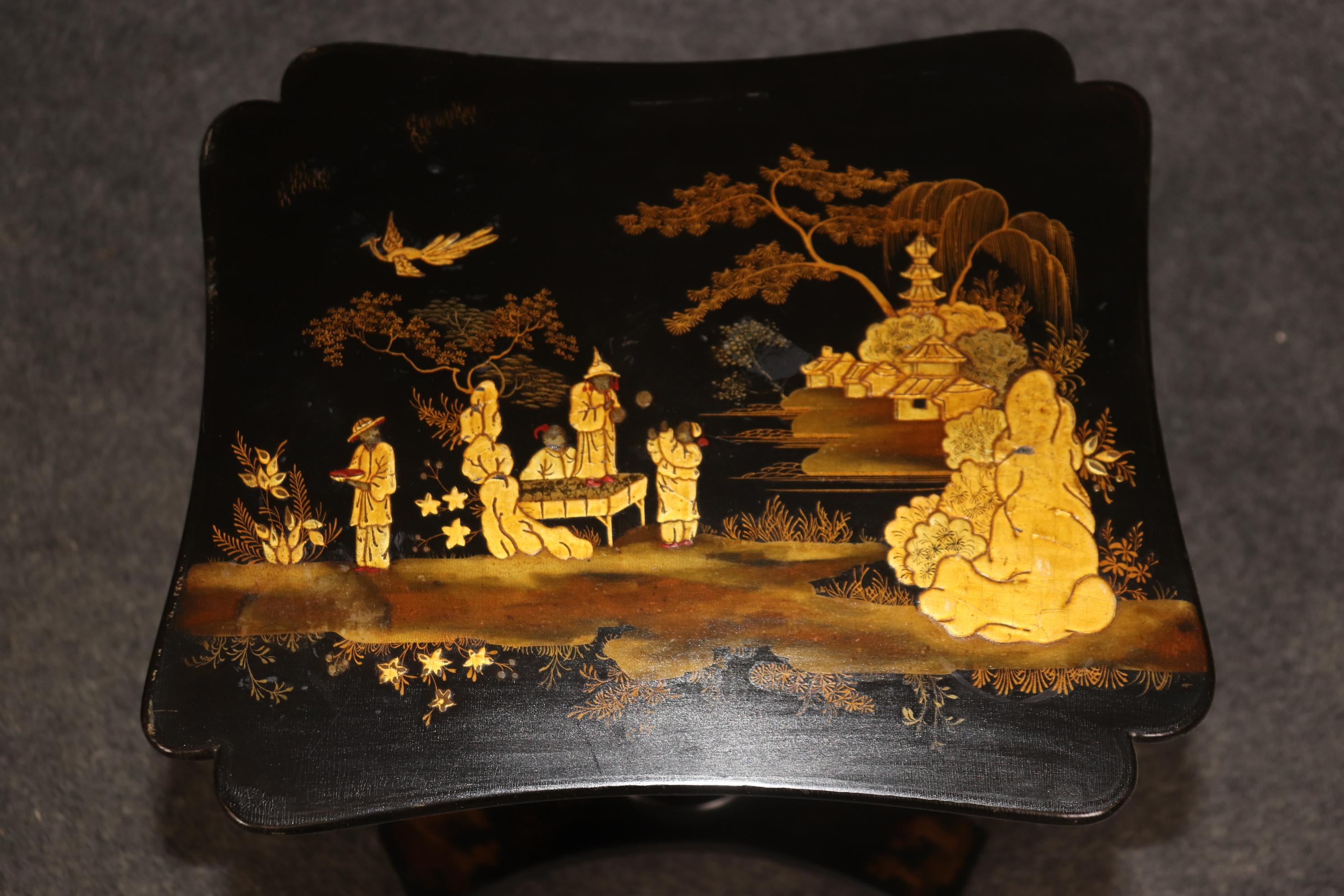 
Il s'agit d'une magnifique paire de tables en laque noire de style George III. Les tables ont une magnifique finition craquelée par le temps et les atmosphères et les personnages et les décors sont magnifiquement peints. Ce type de tables n'est pas