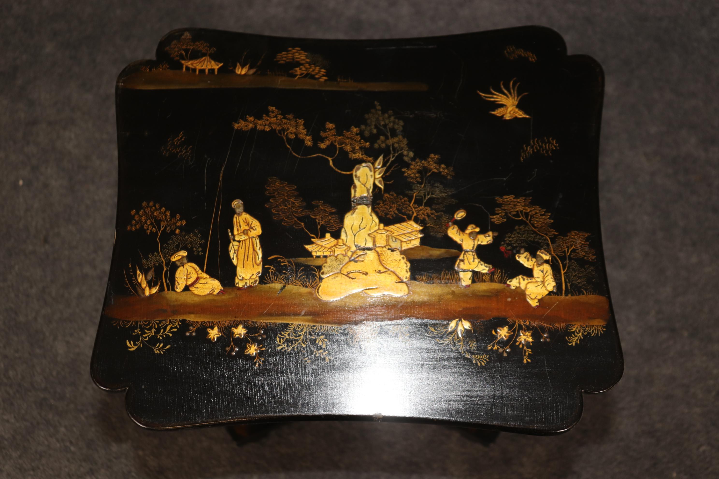 Paire de tables d'appoint chinoiseries anglaises de style George III laquées noires Bon état à Swedesboro, NJ