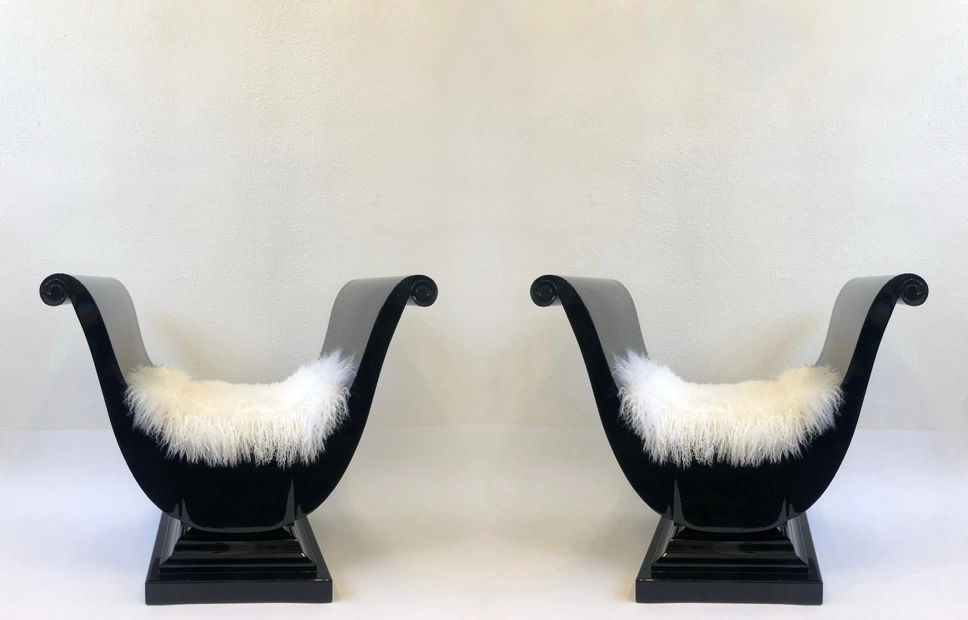 Paar schwarz lackierte Harlow Thronstühle von Blackman Cruz im Angebot 4