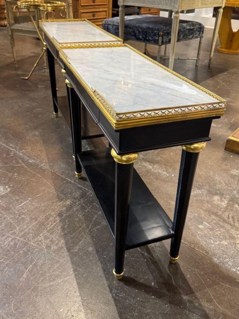 La paire de tables d'appoint Jansen laquées noires avec plateaux en marbre sont des pièces de décoration intérieure élégantes et stylées qui ajoutent une touche de sophistication à n'importe quelle pièce. Ces  évoquent un aspect intemporel et