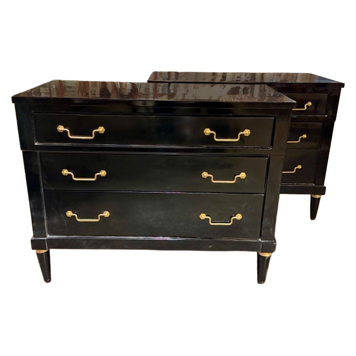 Coppia di comodini Luigi XVI laccati di nero in vendita