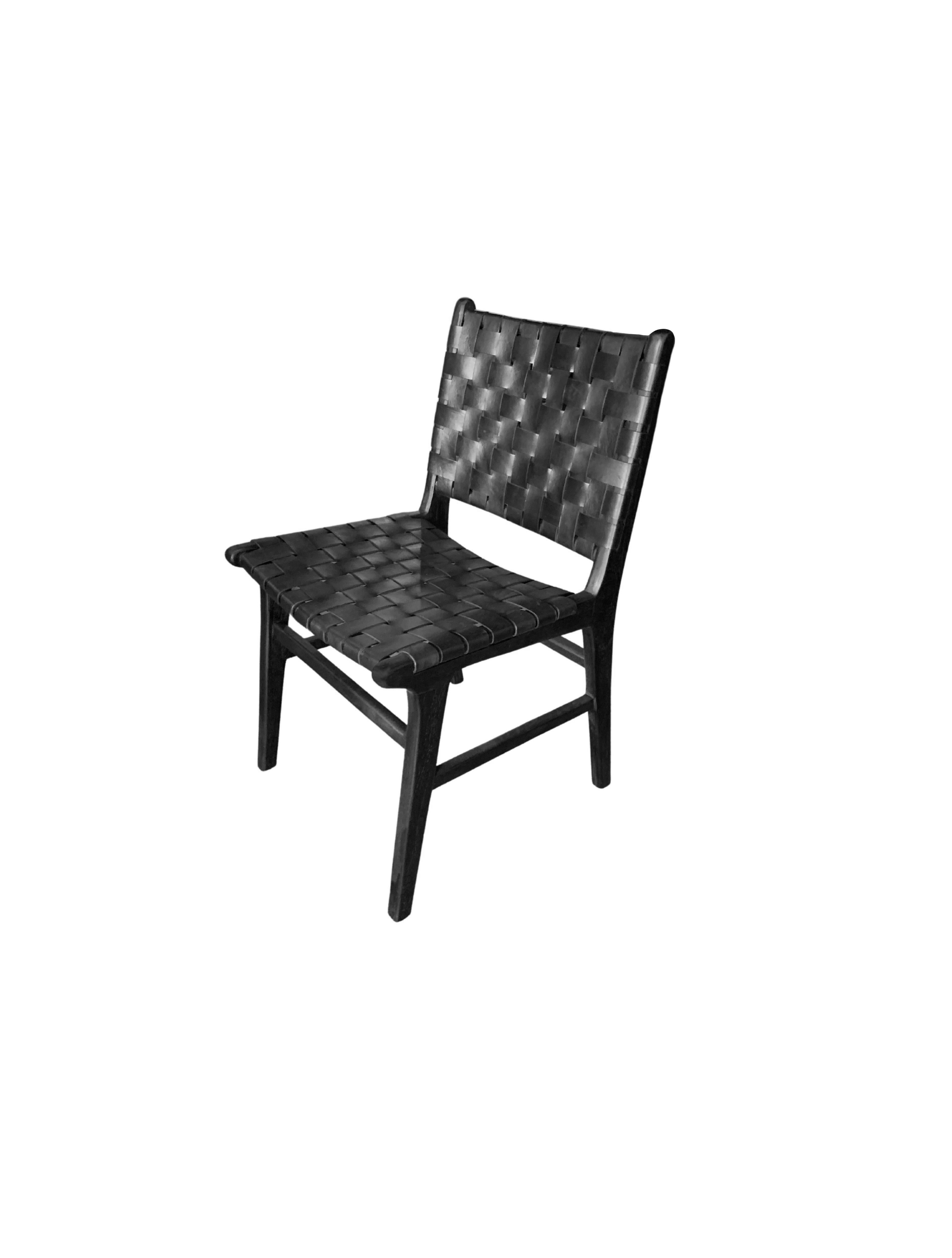 Una coppia di sedie con struttura in teak e cinghie in pelle intrecciata realizzate a mano. Queste sedie sono realizzate da artigiani locali con una tecnica di falegnameria senza l'uso di chiodi. Sono caratterizzati da una sottile struttura in legno