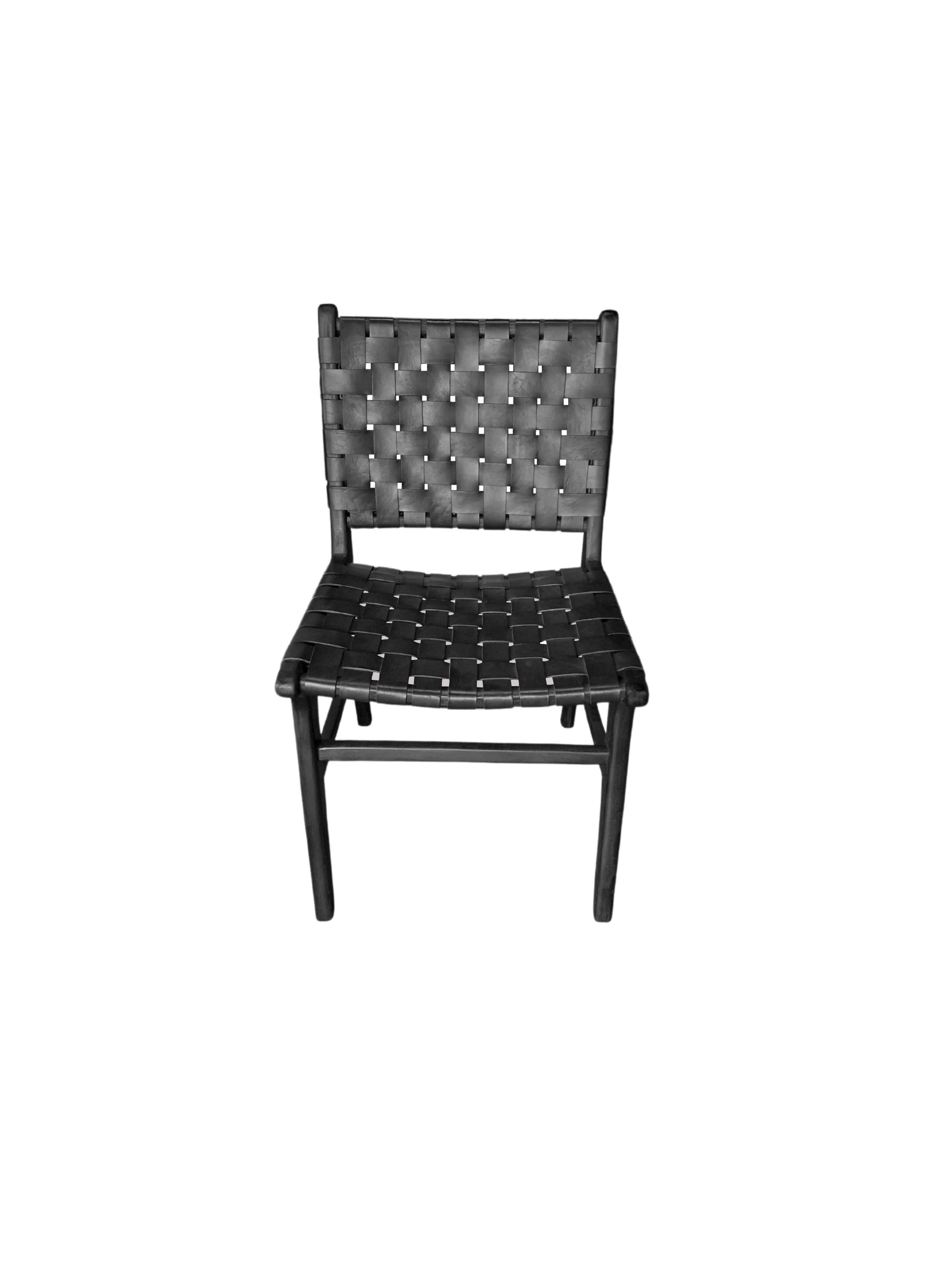 Moderno Coppia di sedie con struttura in legno di teak laccato nero, con sedile in pelle intrecciata in vendita