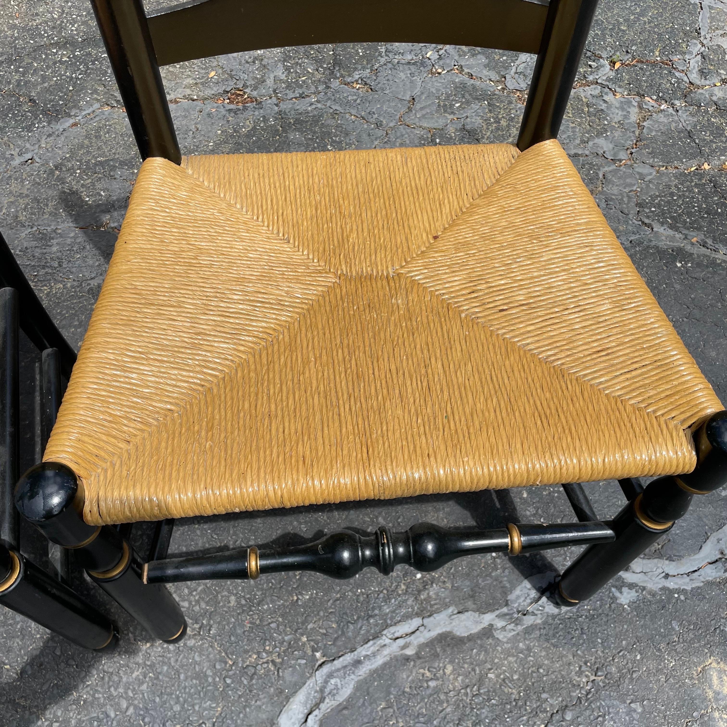 Americano Coppia di sedie laterali nere con schienale a scaletta e sedili in giunco, Americana Rustic in vendita