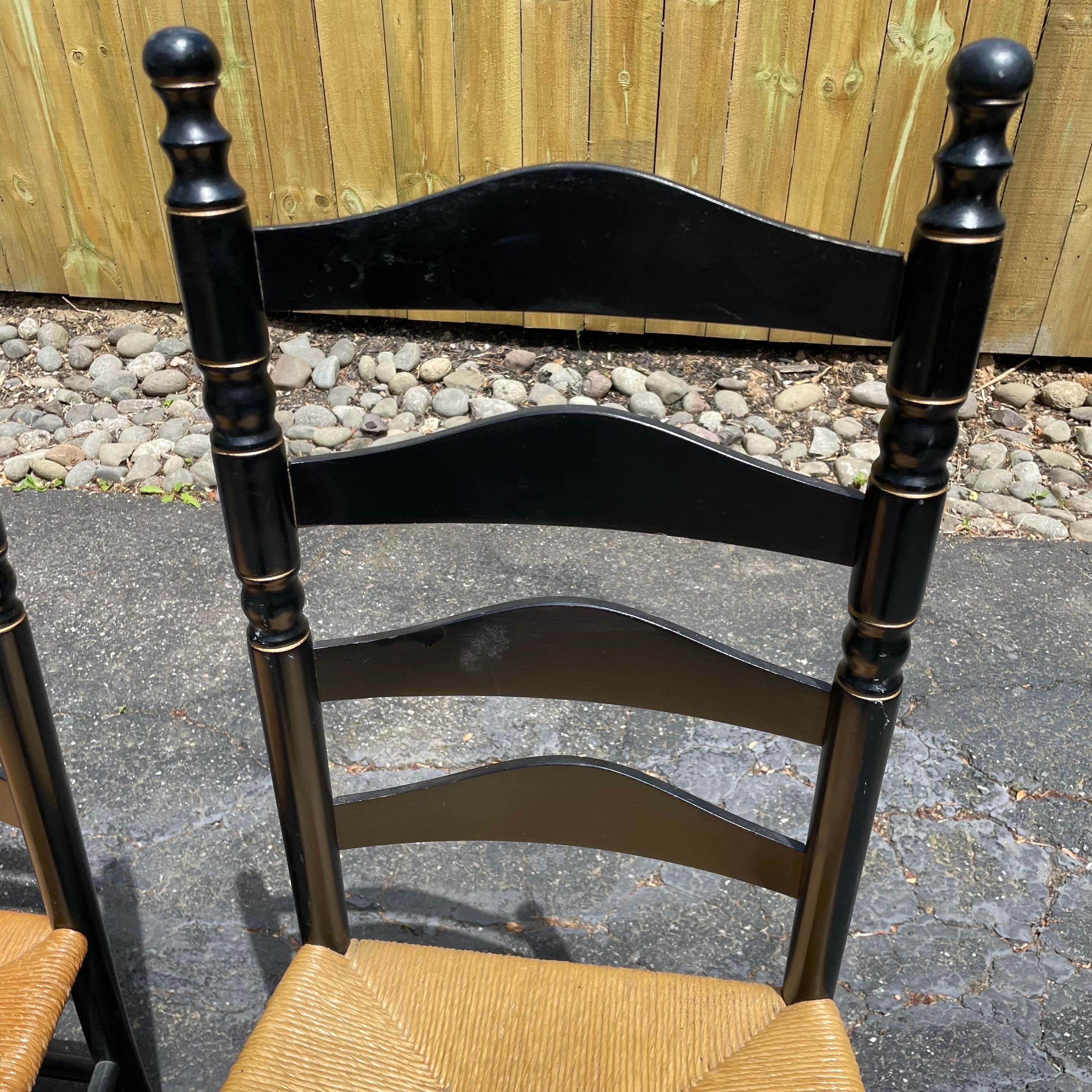 Coppia di sedie laterali nere con schienale a scaletta e sedili in giunco, Americana Rustic In condizioni buone in vendita a Bedford Hills, NY