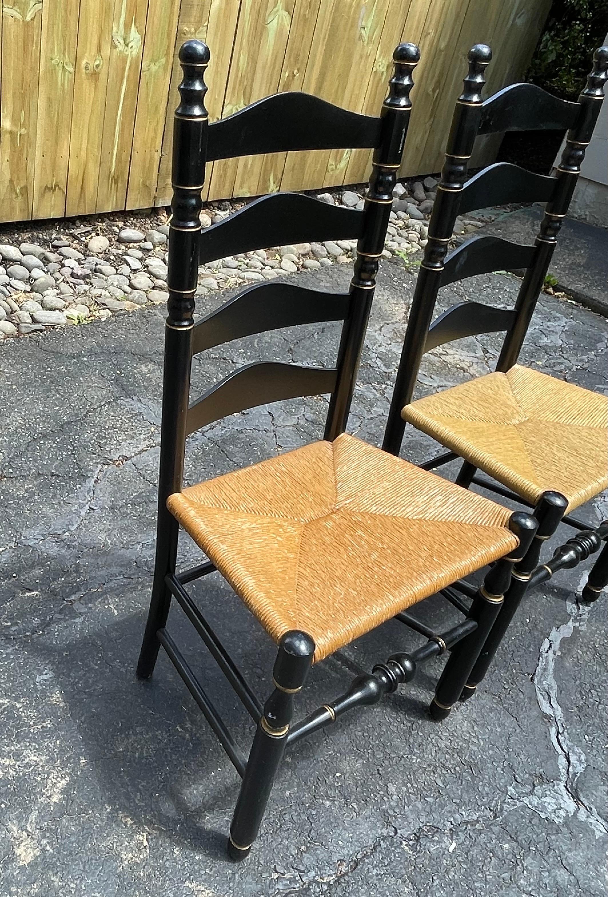 XX secolo Coppia di sedie laterali nere con schienale a scaletta e sedili in giunco, Americana Rustic in vendita