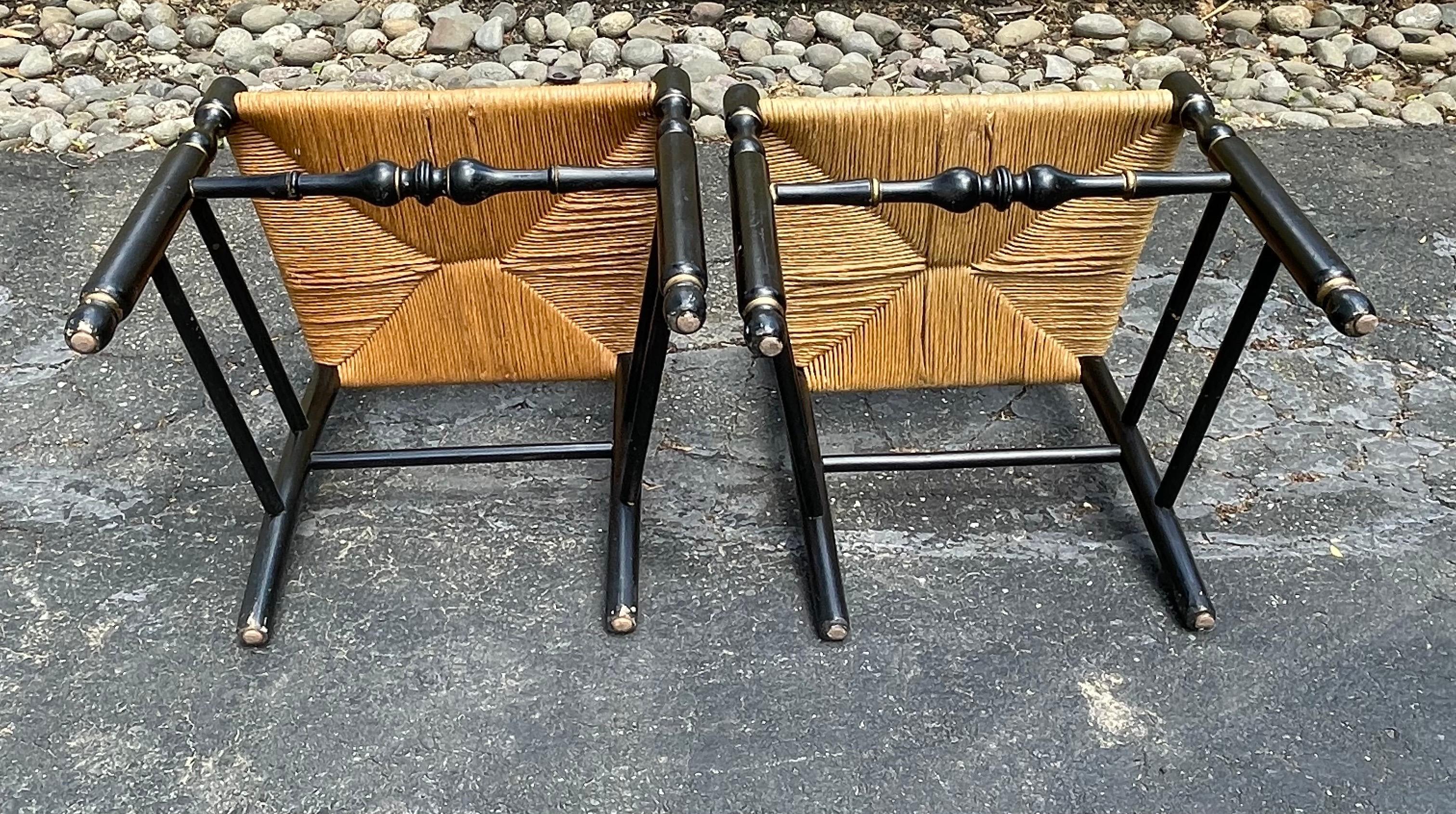 Coppia di sedie laterali nere con schienale a scaletta e sedili in giunco, Americana Rustic in vendita 1