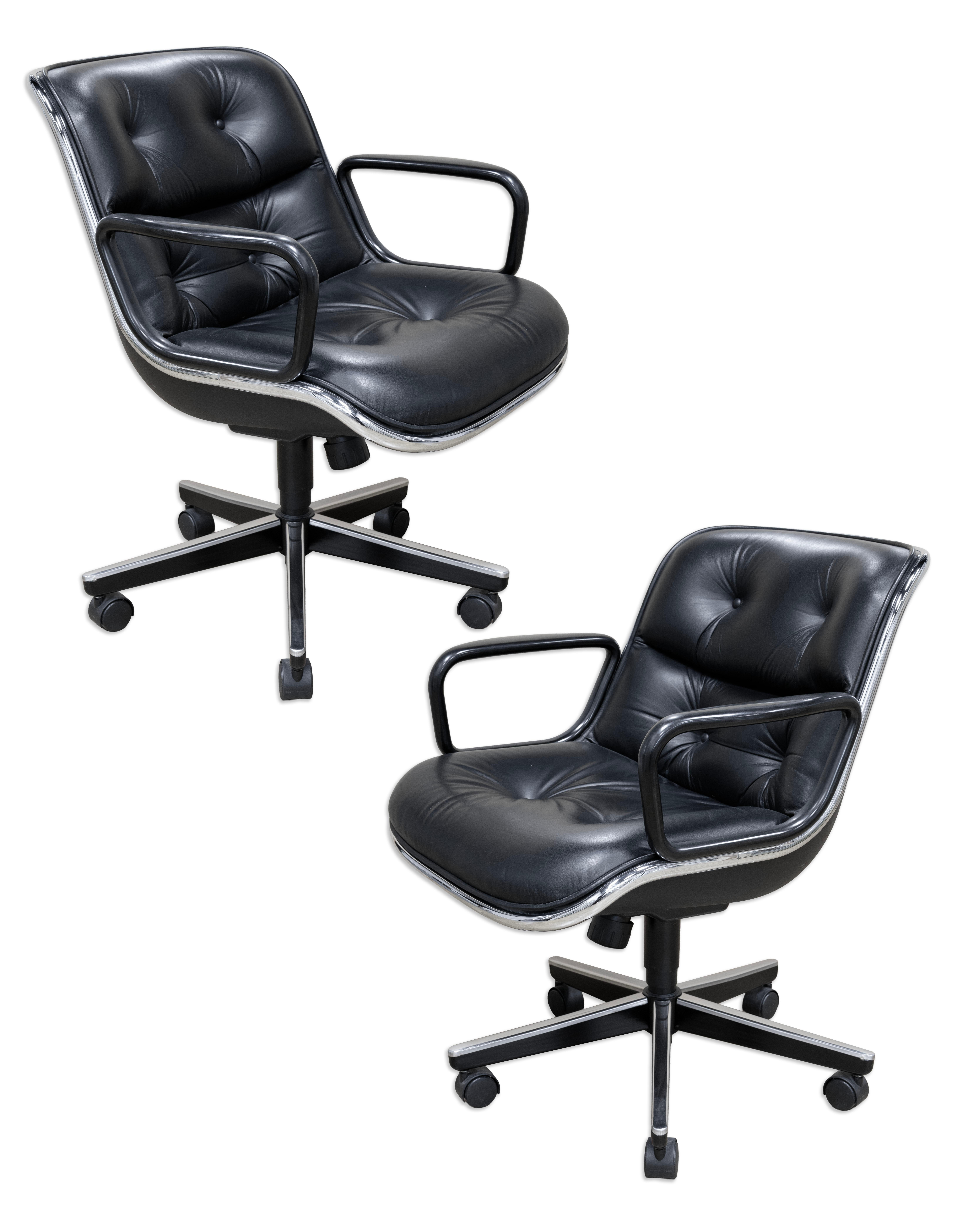 Un'elegante e iconica coppia di Pollock Executive Chairs disegnate per Knoll, caratterizzate dall'intramontabile combinazione di rivestimenti in pelle nera tamponata e struttura in alluminio lucido. Queste sedie girevoli per ufficio presentano il