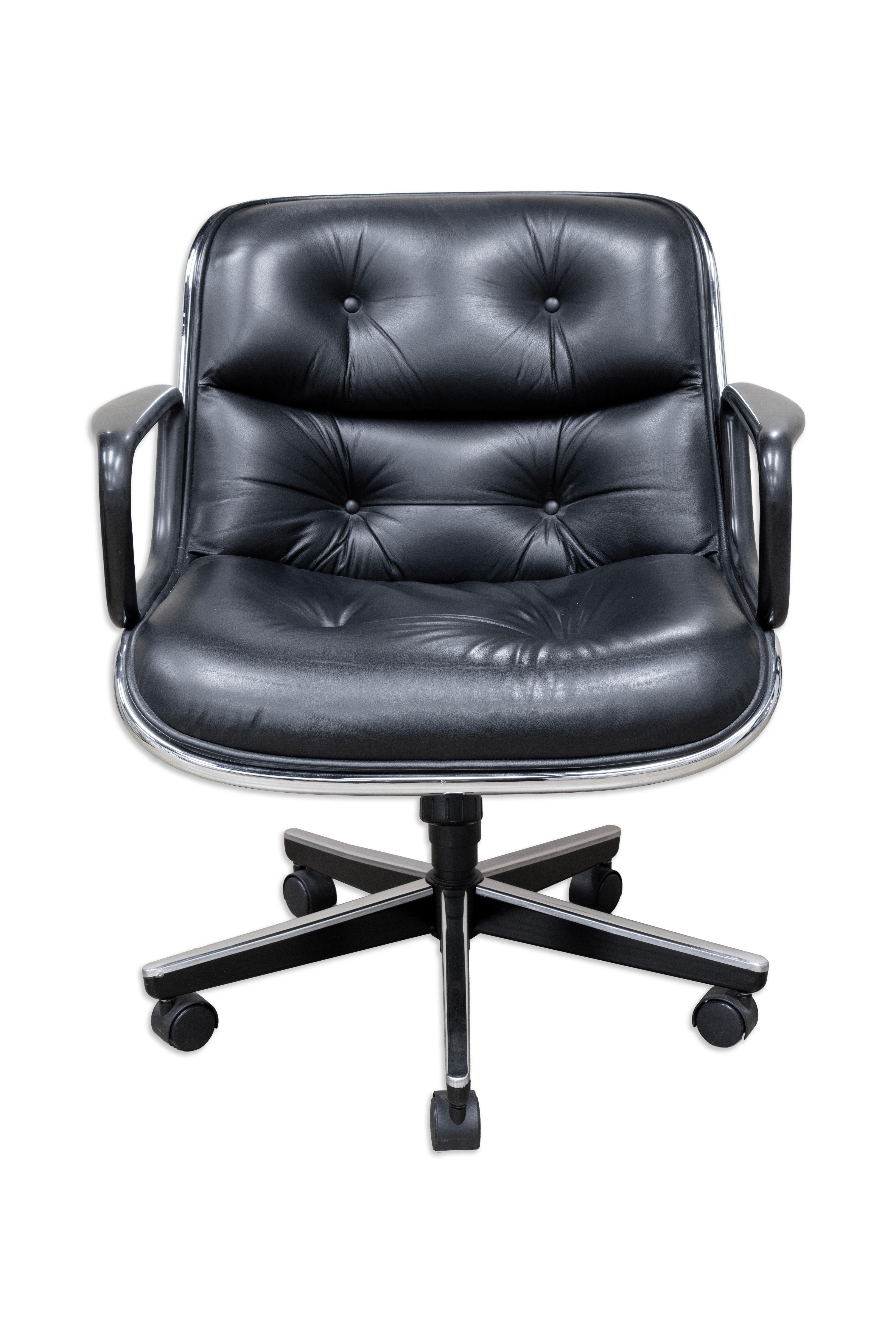 Mid-Century moderno Coppia di sedie esclusive Pollack in pelle nera e alluminio per Knoll in vendita