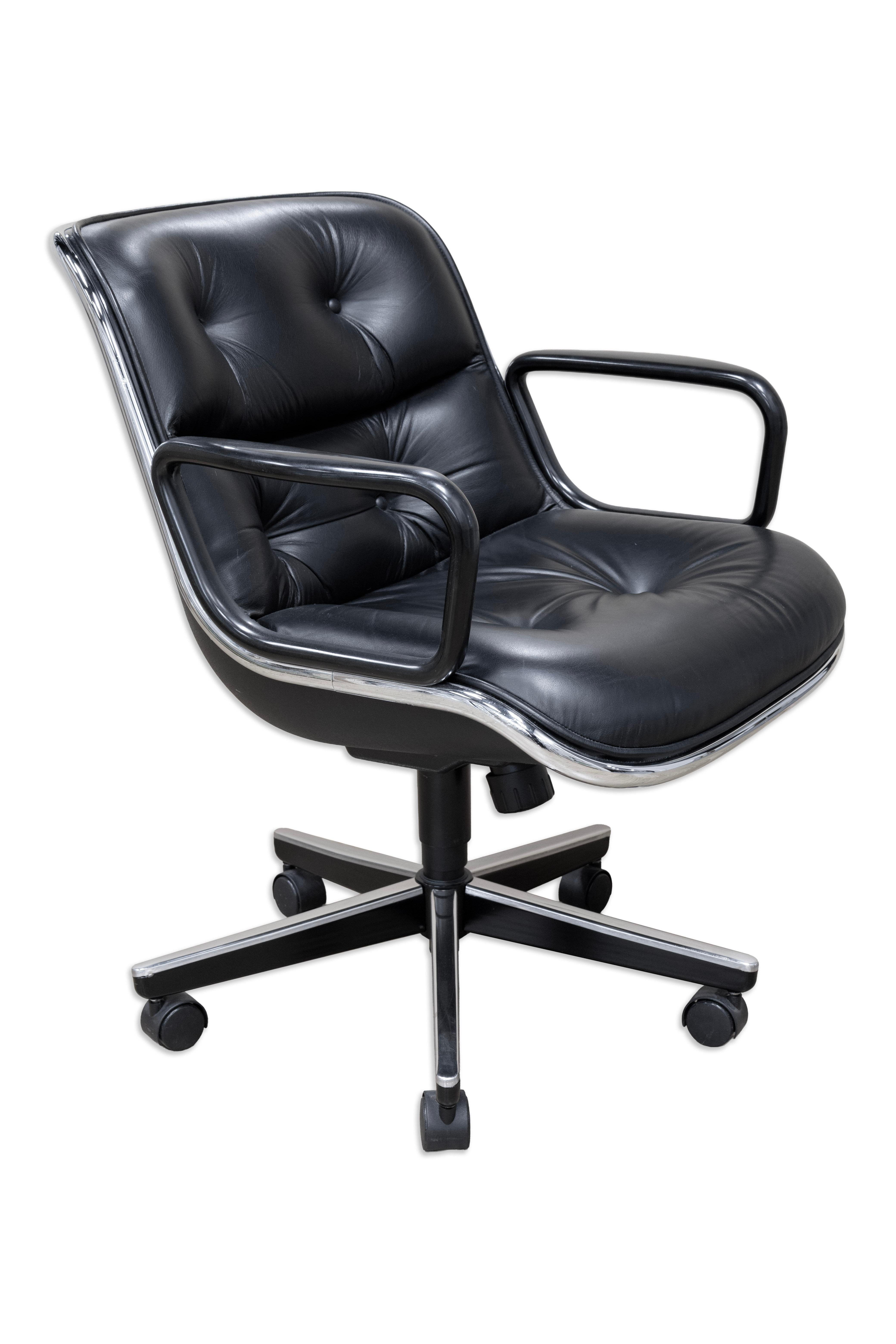 Americano Coppia di sedie esclusive Pollack in pelle nera e alluminio per Knoll in vendita