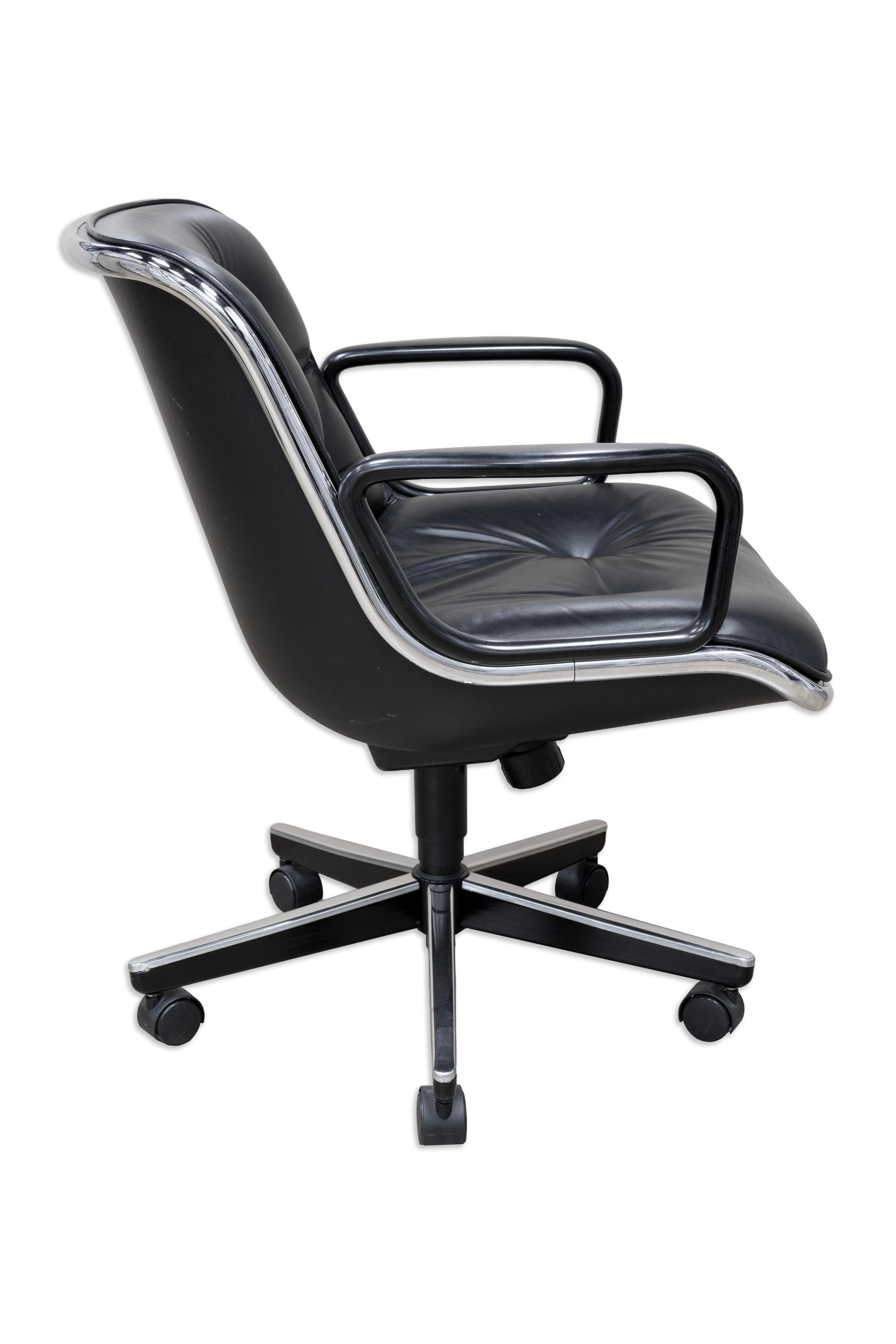 Coppia di sedie esclusive Pollack in pelle nera e alluminio per Knoll In condizioni buone in vendita a Keego Harbor, MI