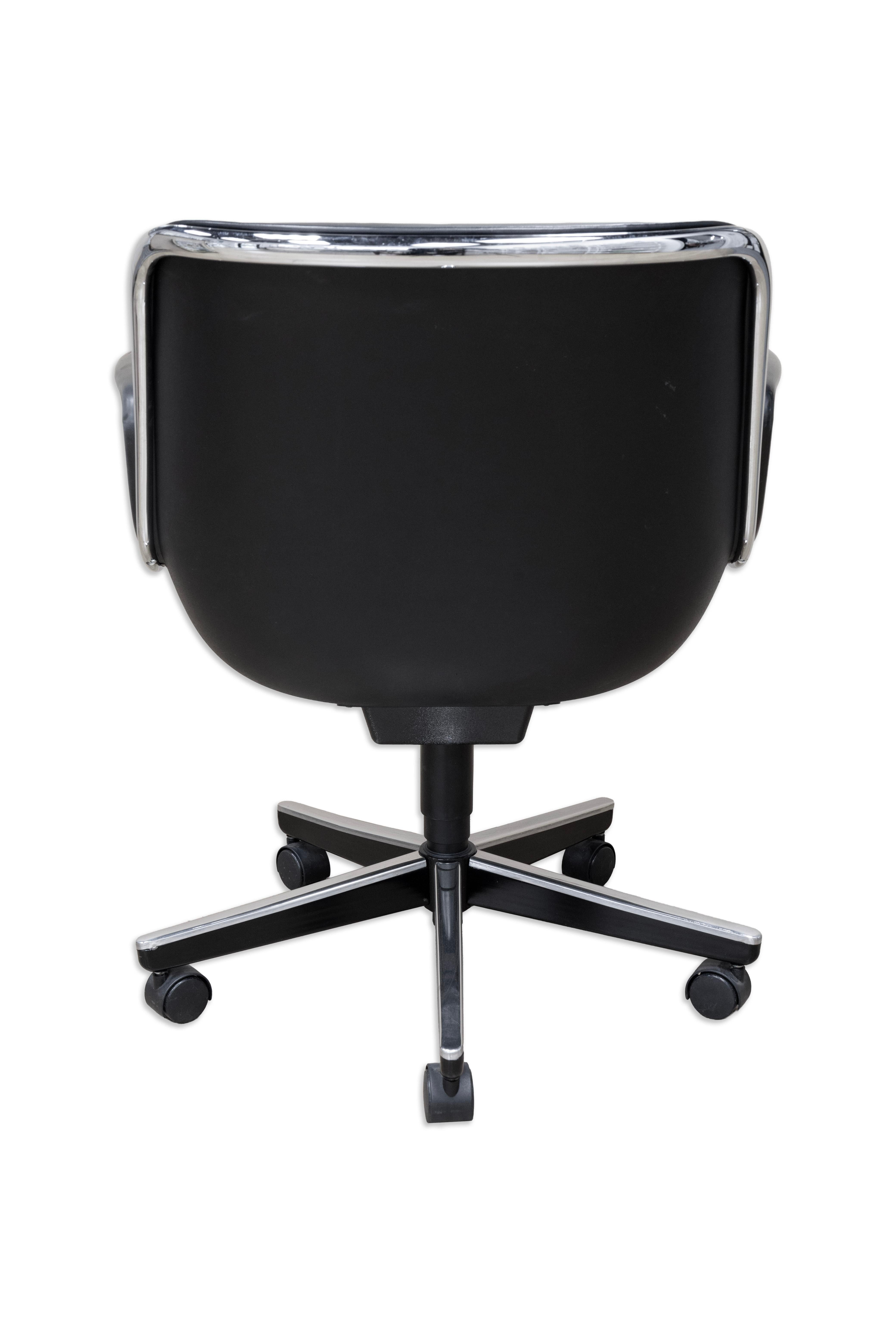 XX secolo Coppia di sedie esclusive Pollack in pelle nera e alluminio per Knoll in vendita