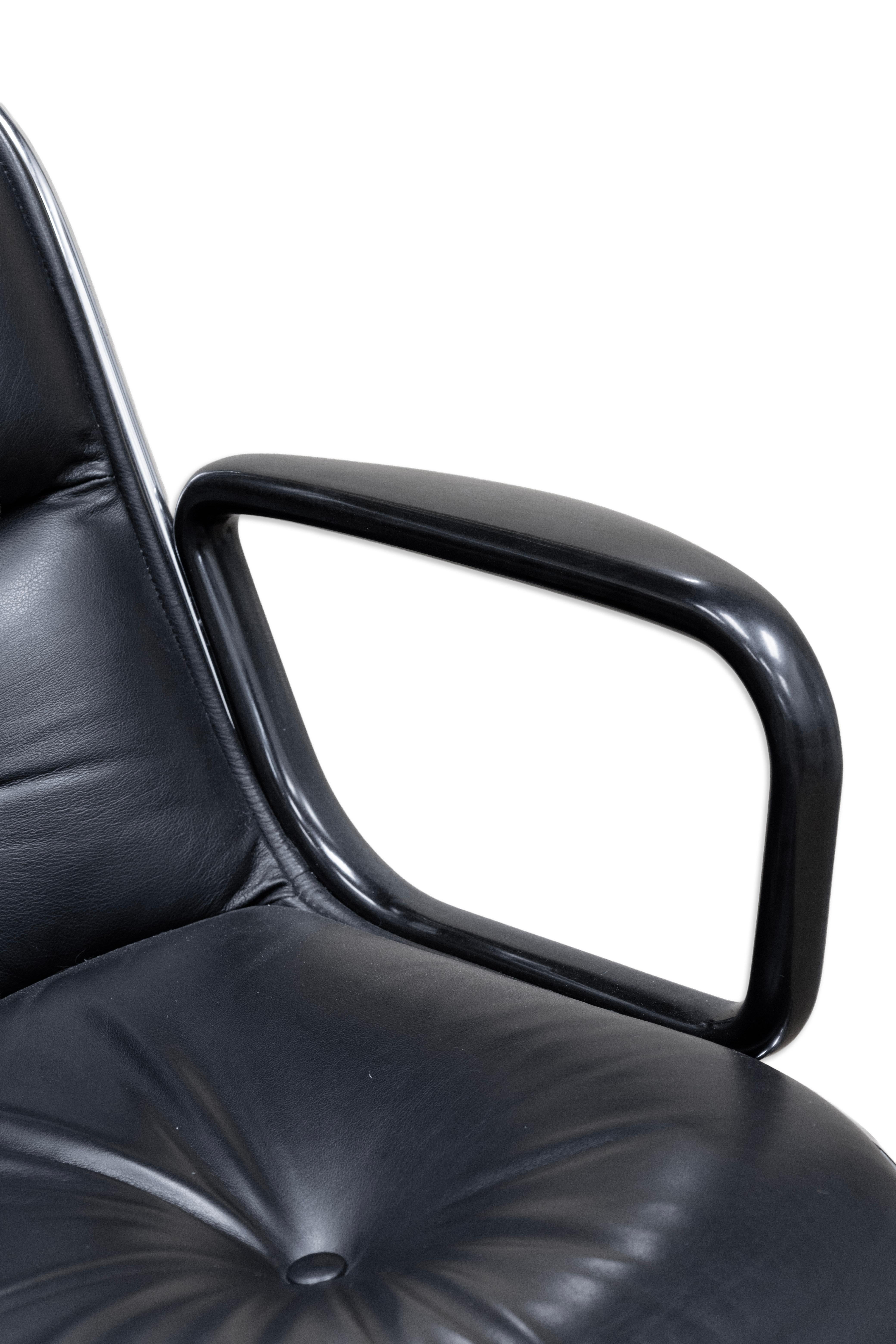 Alluminio Coppia di sedie esclusive Pollack in pelle nera e alluminio per Knoll in vendita