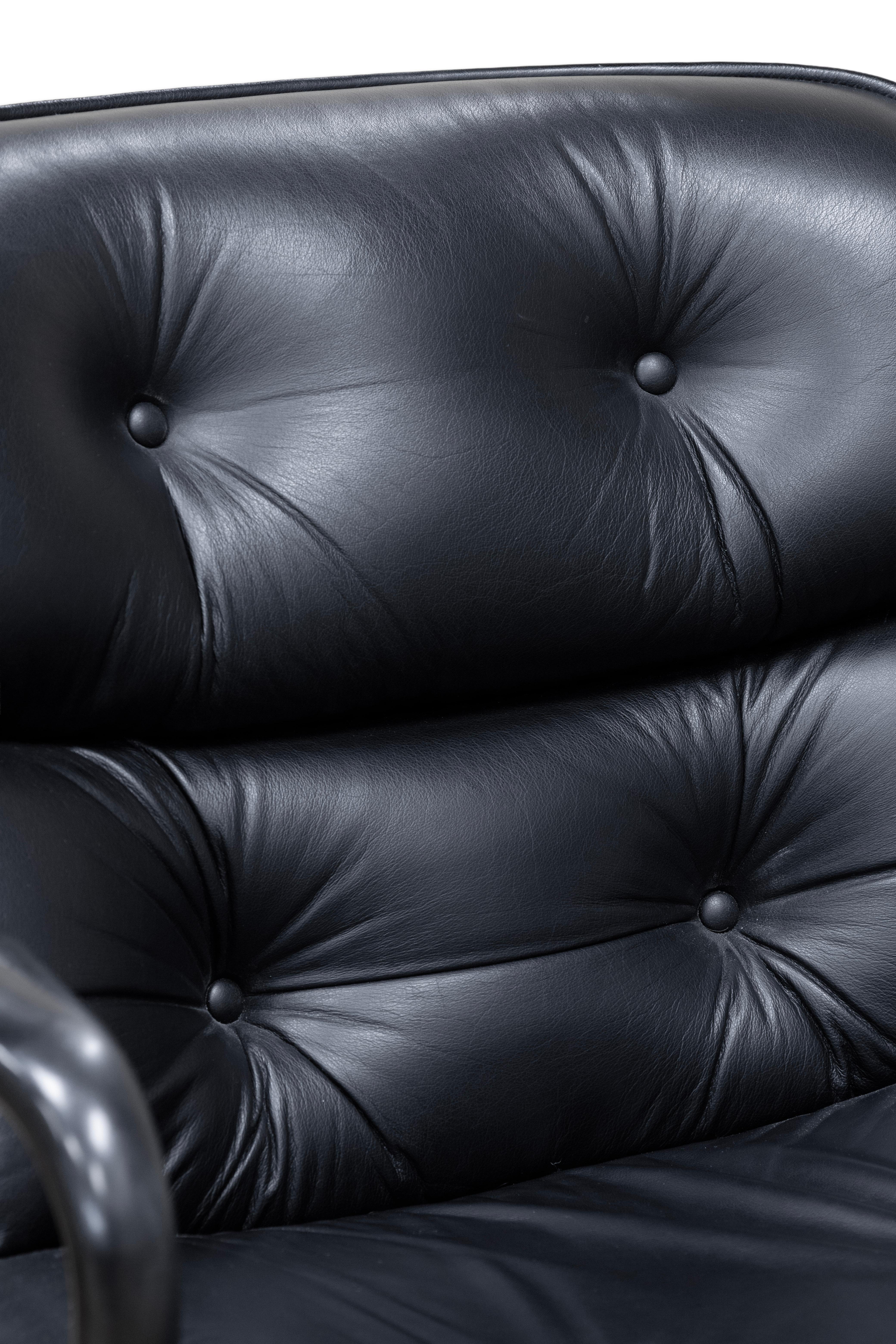 Coppia di sedie esclusive Pollack in pelle nera e alluminio per Knoll in vendita 1