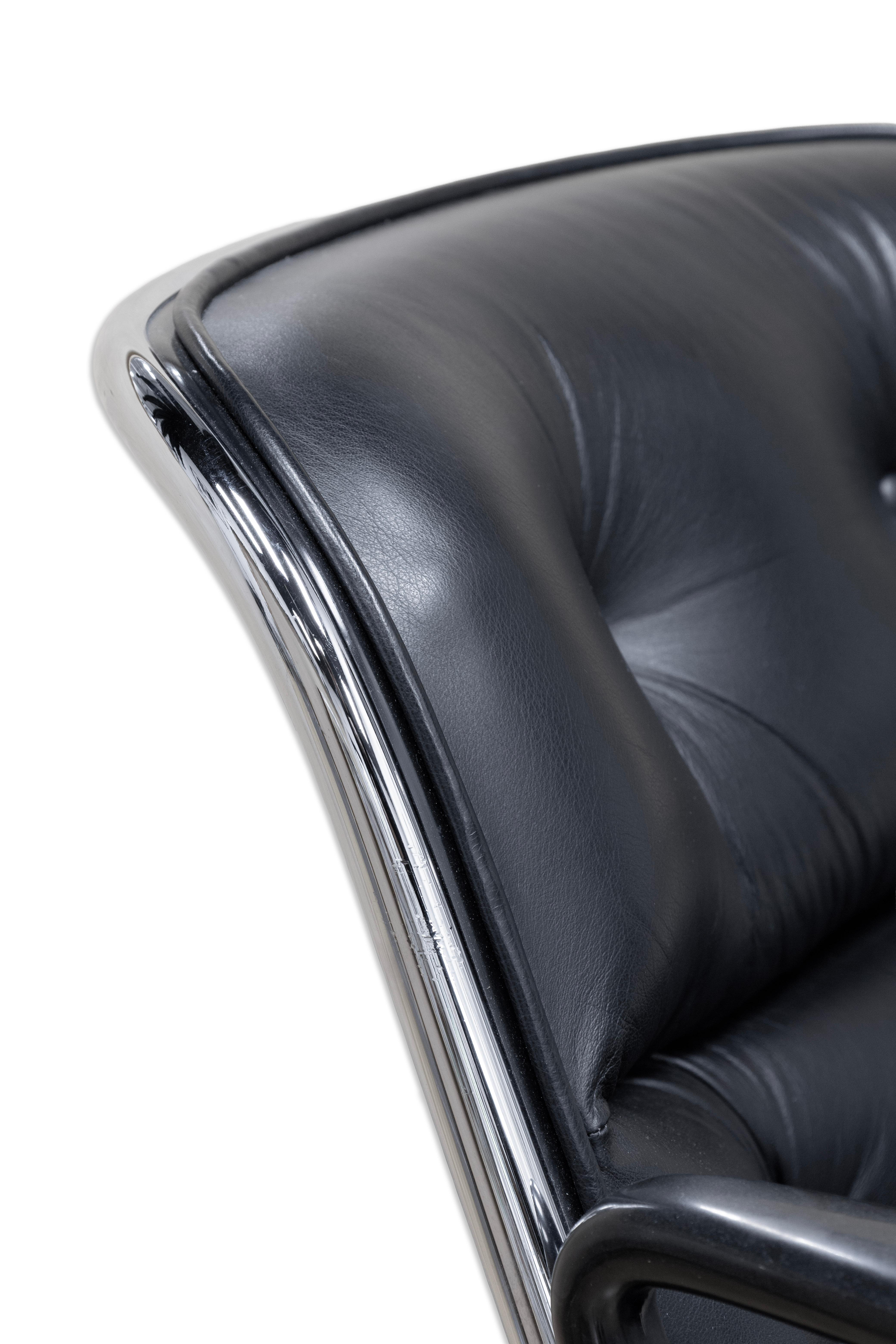 Coppia di sedie esclusive Pollack in pelle nera e alluminio per Knoll in vendita 2