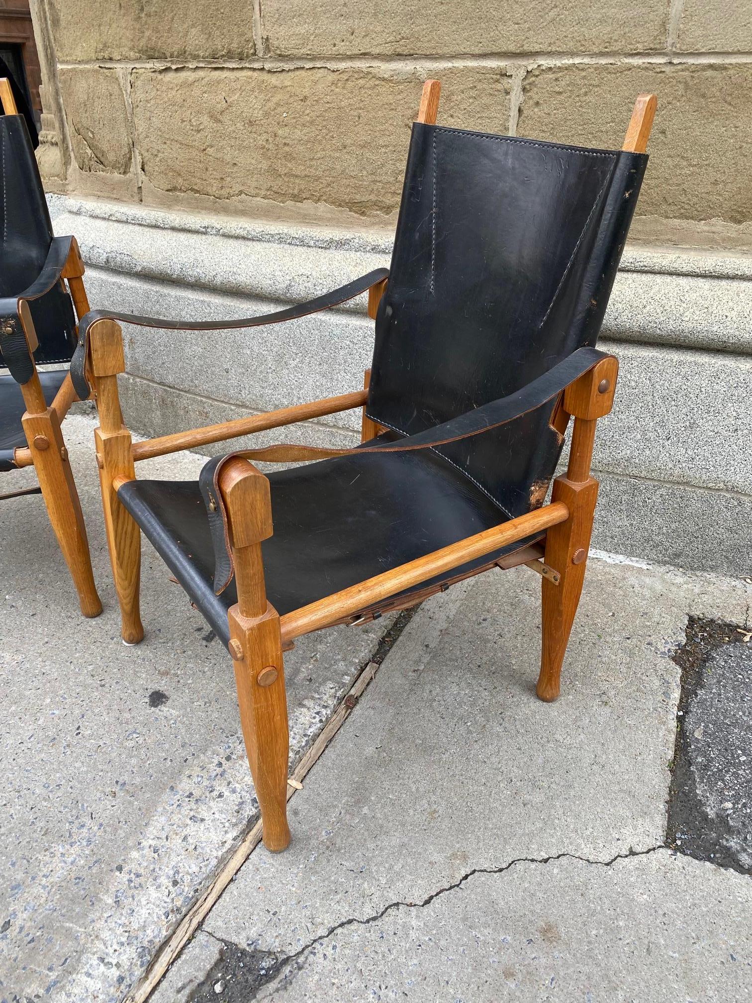 Mid-Century moderno Coppia di sedie Safari Wilhelm Kienzle in pelle nera e Oak in vendita