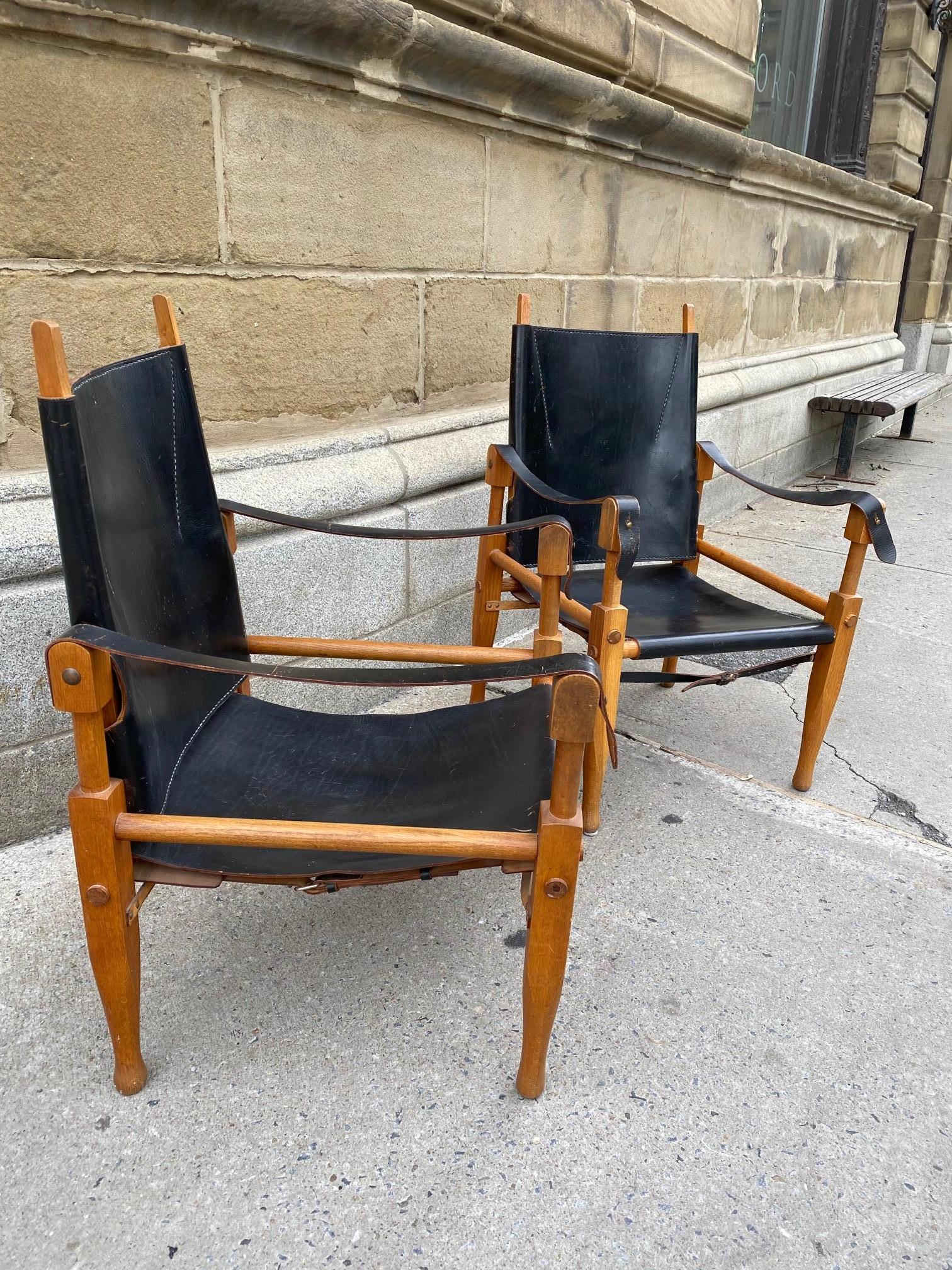 Svizzero Coppia di sedie Safari Wilhelm Kienzle in pelle nera e Oak in vendita