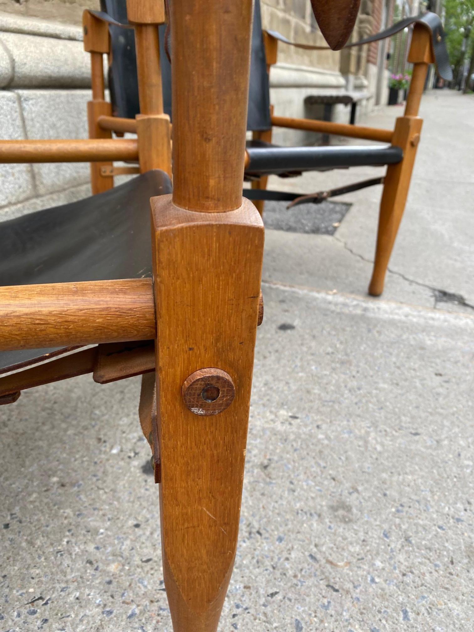 Metà XX secolo Coppia di sedie Safari Wilhelm Kienzle in pelle nera e Oak in vendita