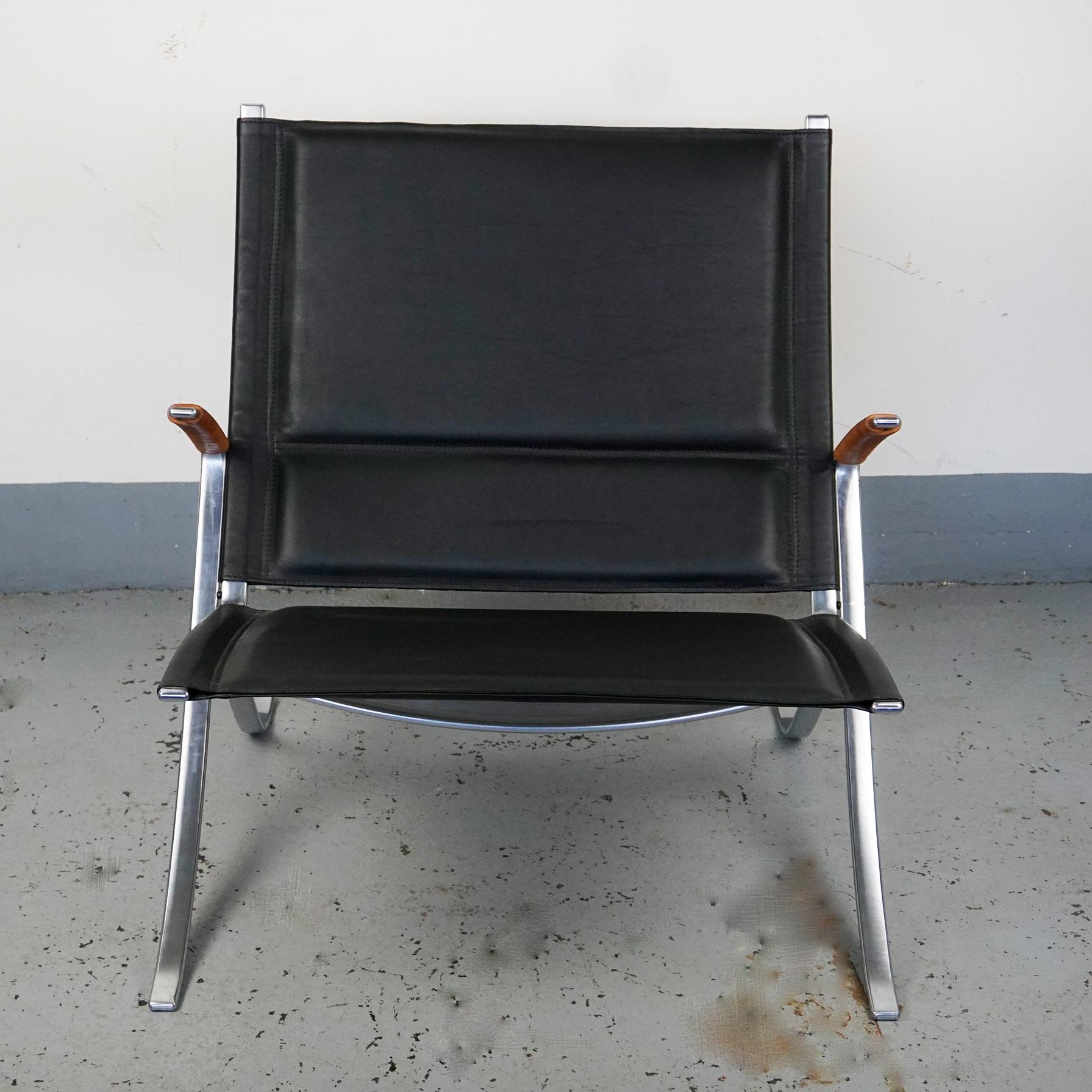 Iconic Scandinavian design, produced circa 1990s by Lange Production Denmark, Mod. FK 82.
The two X Chairs have a steel frame, black leather seats and armrests with brown leather.
As the chairs have been on storage for years and have never been used