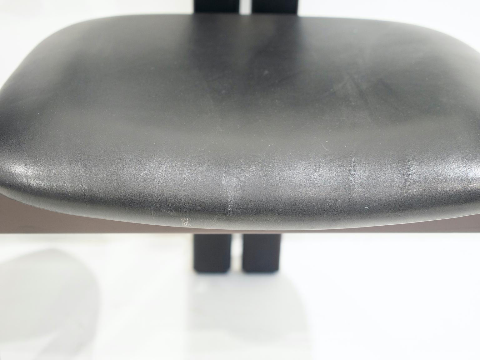 Pair of Black Leather and Wood Chairs by Augusto Savini for Pozzi In Good Condition In Madrid, ES