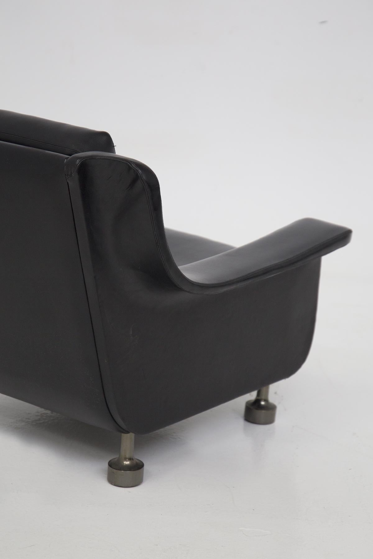 Paire de fauteuils en cuir noir Attr. à Luigi Caccia Dominioni en vente 3