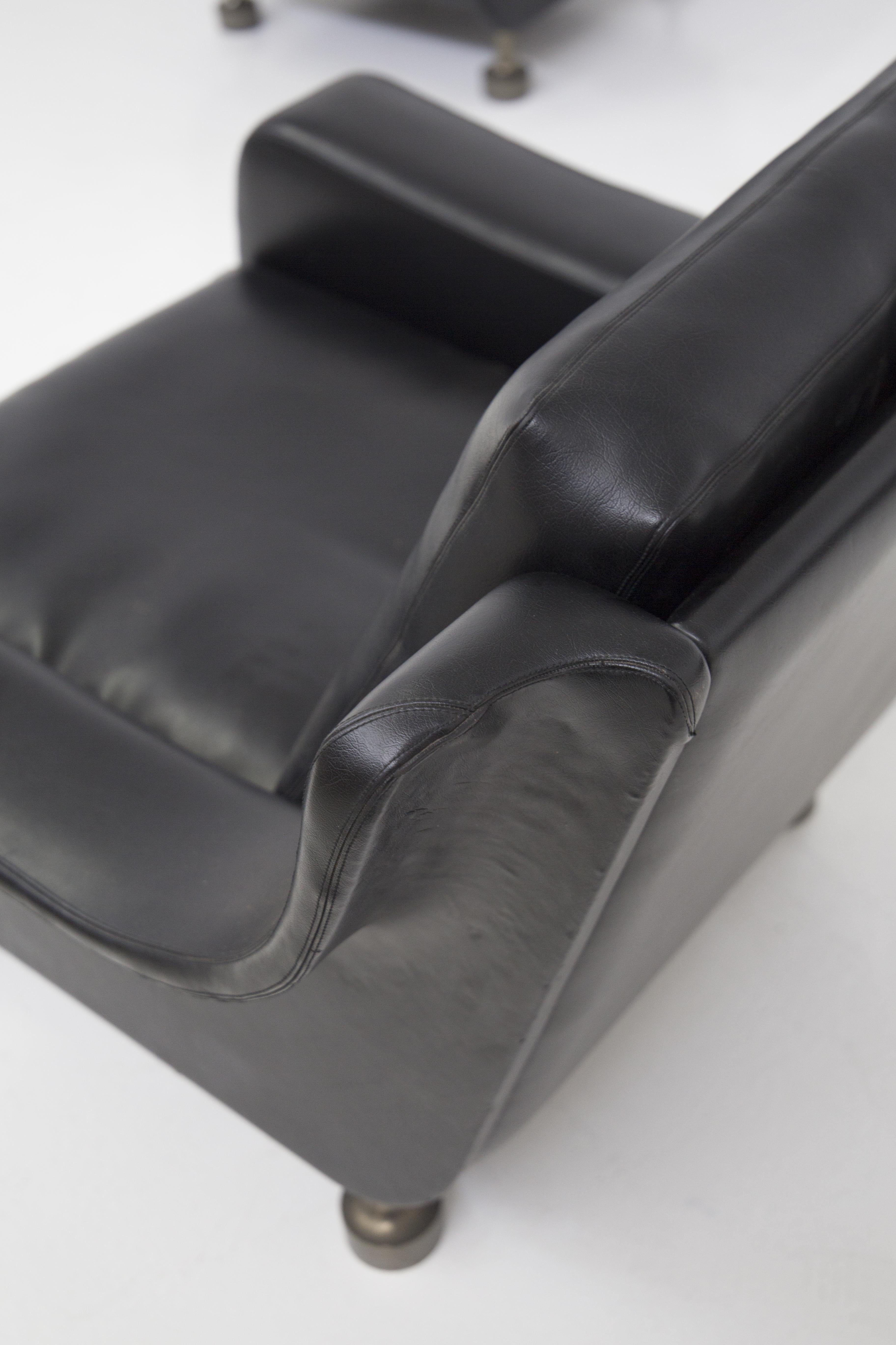 Paire de fauteuils en cuir noir Attr. à Luigi Caccia Dominioni en vente 5