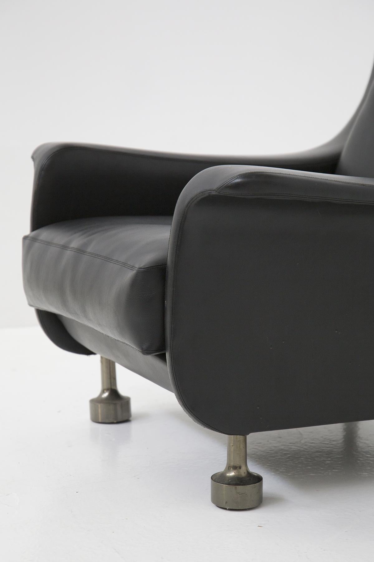Paire de fauteuils en cuir noir Attr. à Luigi Caccia Dominioni en vente 8