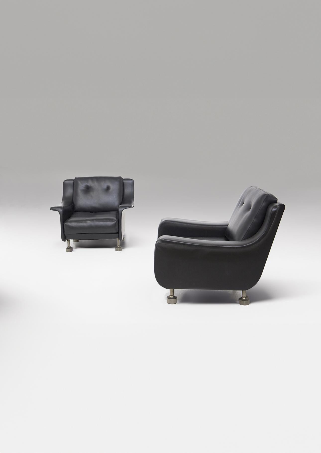 Paire de fauteuils de salon attribués au célèbre architecte Luigi Caccia Dominioni, datant des années 1960. Ces fauteuils représentent un exemple extraordinaire du design italien de l'époque, caractérisé par une esthétique discrète et raffinée.