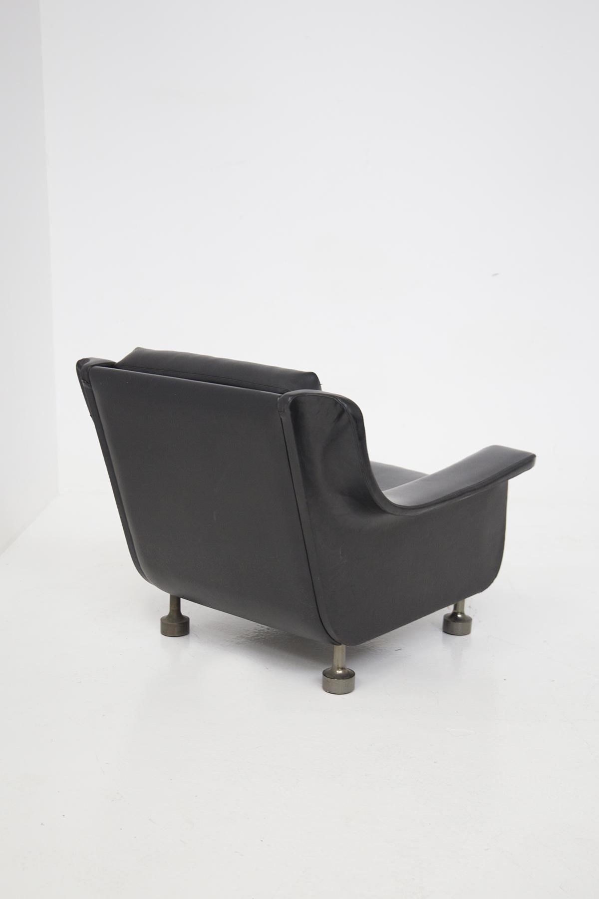Métal Paire de fauteuils en cuir noir Attr. à Luigi Caccia Dominioni en vente