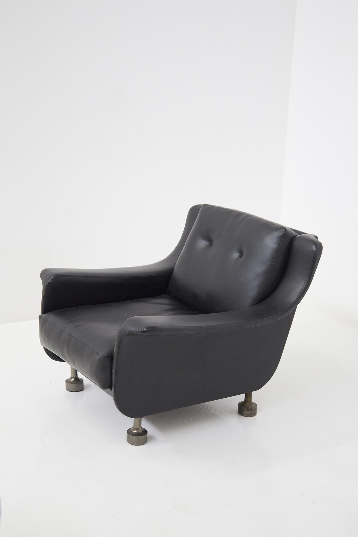 Paire de fauteuils en cuir noir Attr. à Luigi Caccia Dominioni en vente 2