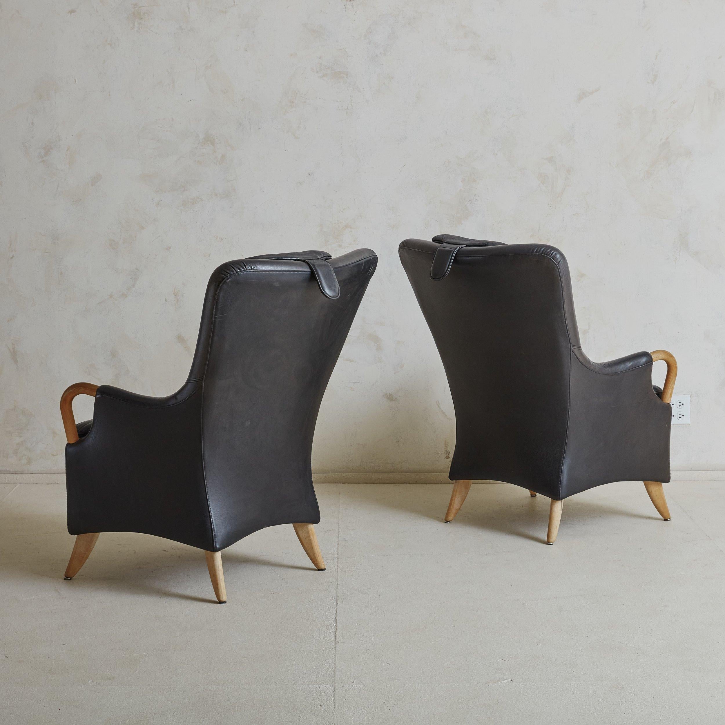 Scandinave moderne Paire de fauteuils en cuir noir avec pouf par Søren Nissen & Ebbe Gehl en vente