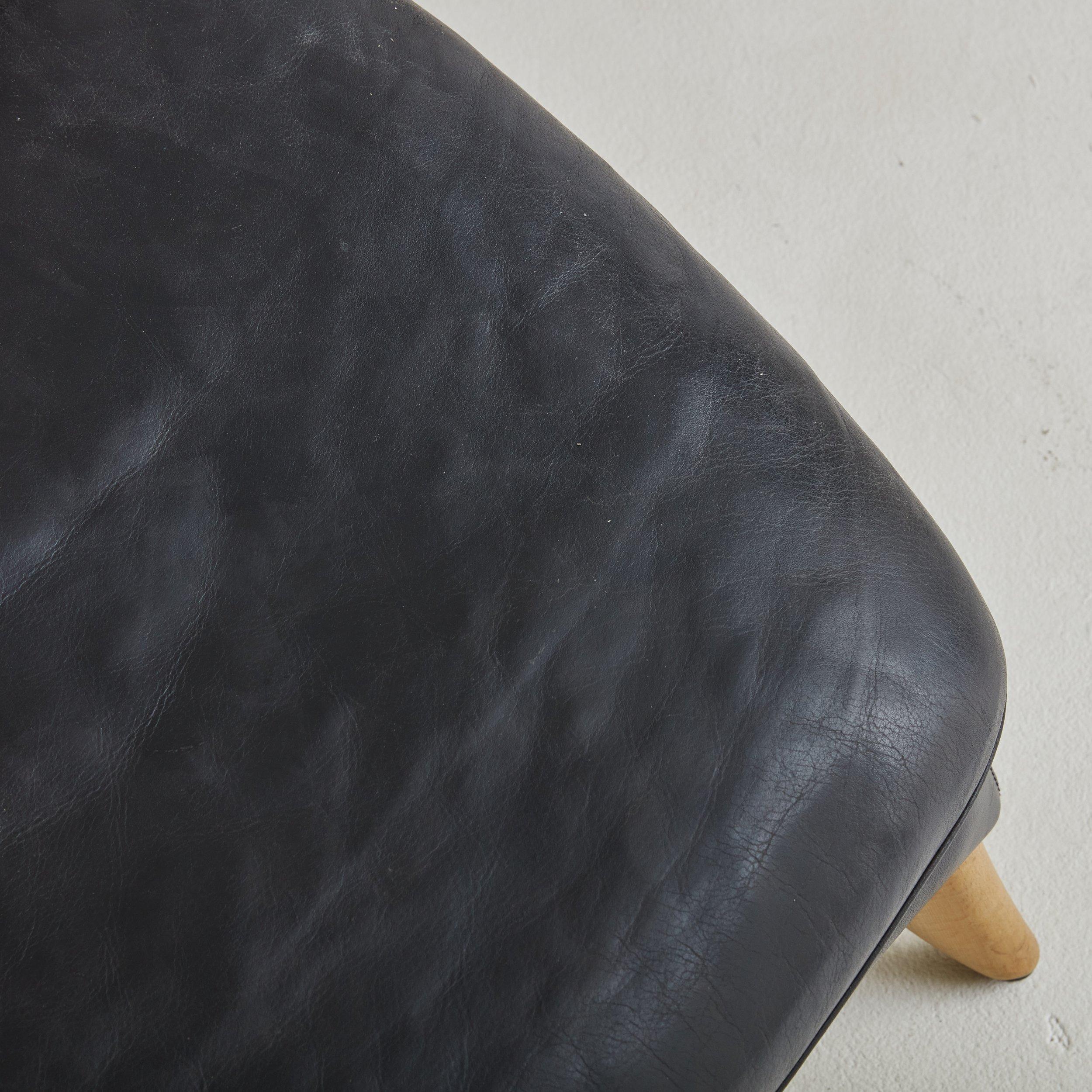 Danois Paire de fauteuils en cuir noir avec pouf par Søren Nissen & Ebbe Gehl en vente