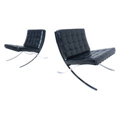 Pareja de sillas Barcelona de cuero negro de Mies Van Der Rohe para Knoll, años 60