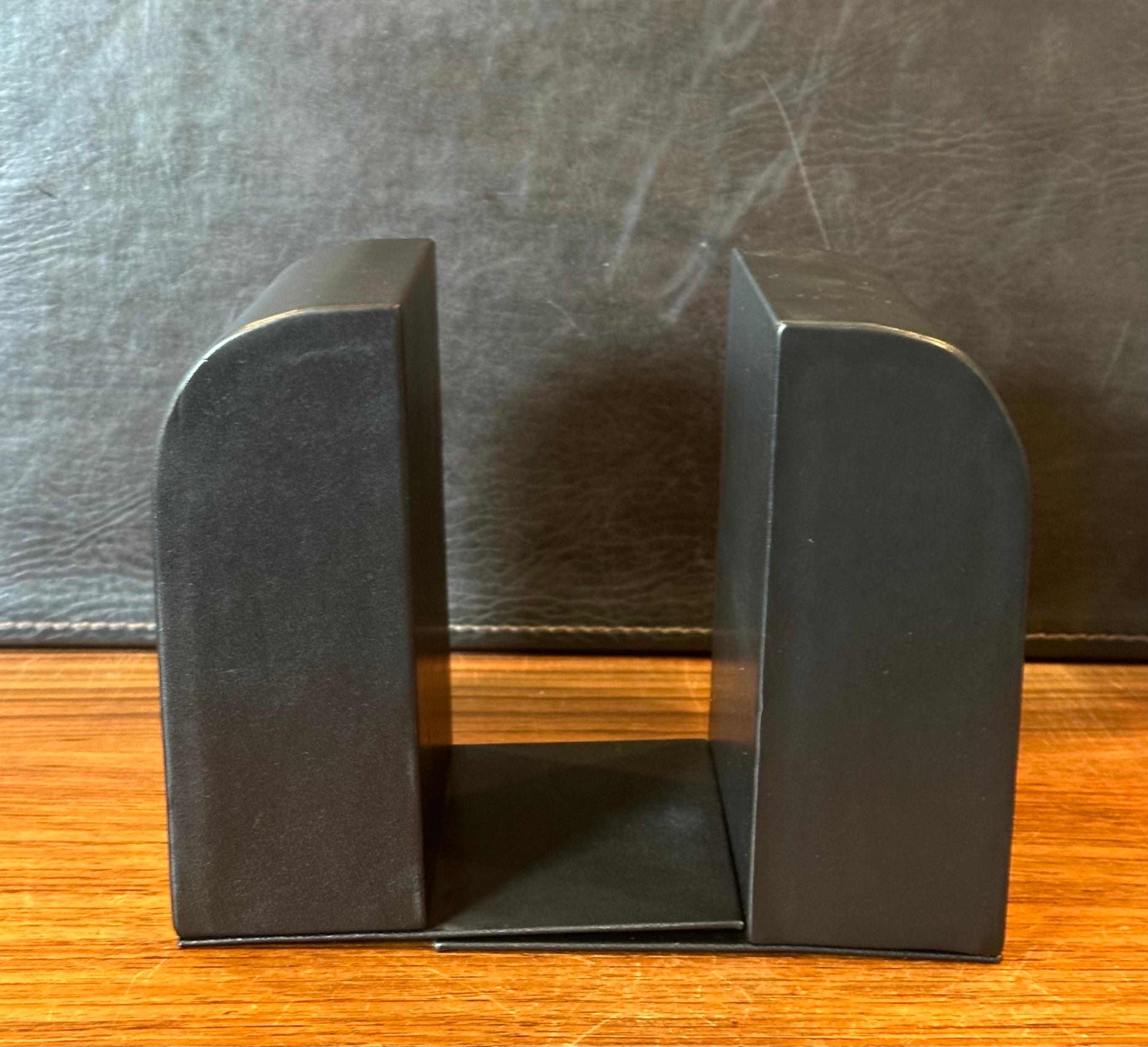 Coppia di fermalibri in pelle nera di Stuart Kern in vendita 5