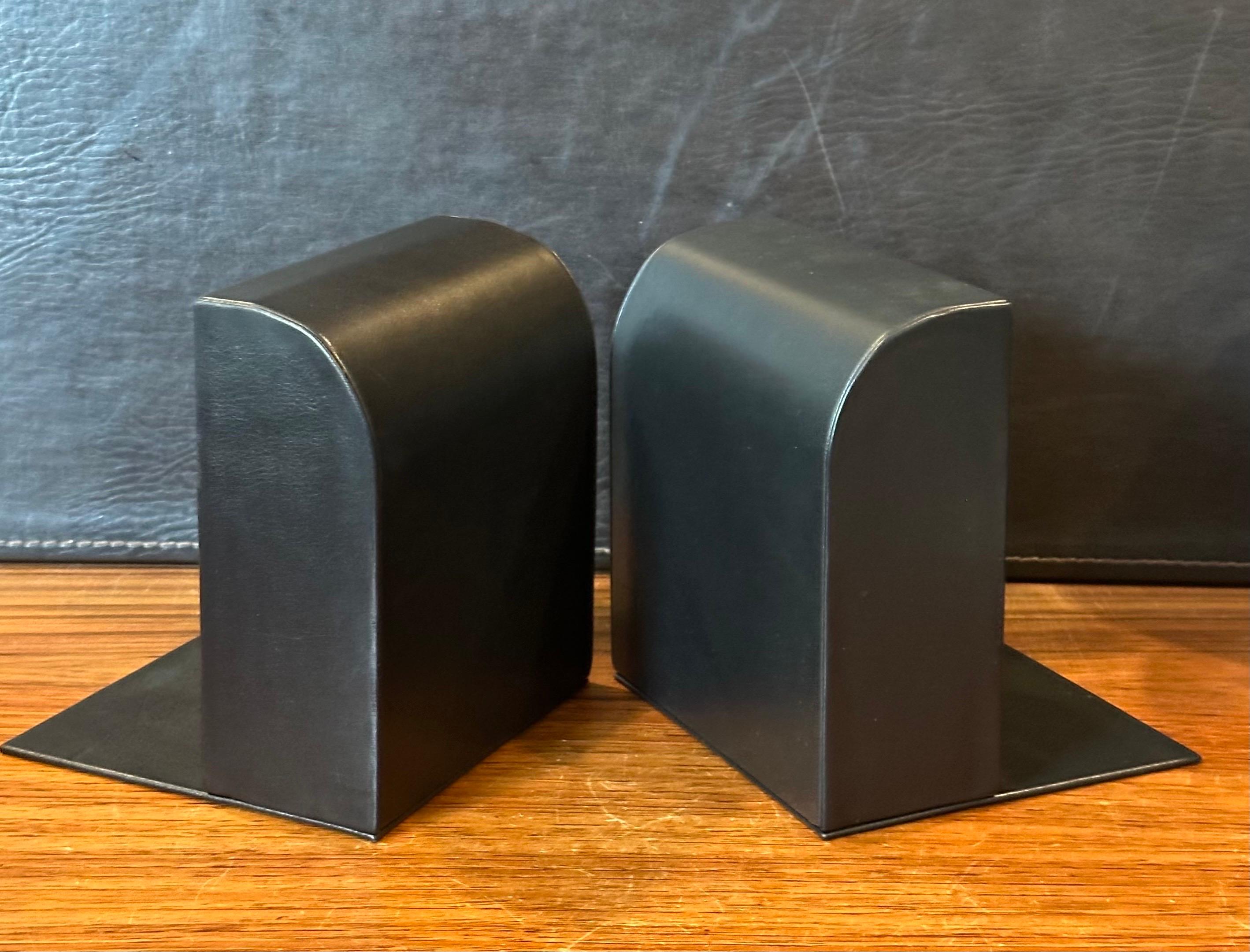Coppia di fermalibri in pelle nera di Stuart Kern in vendita 8
