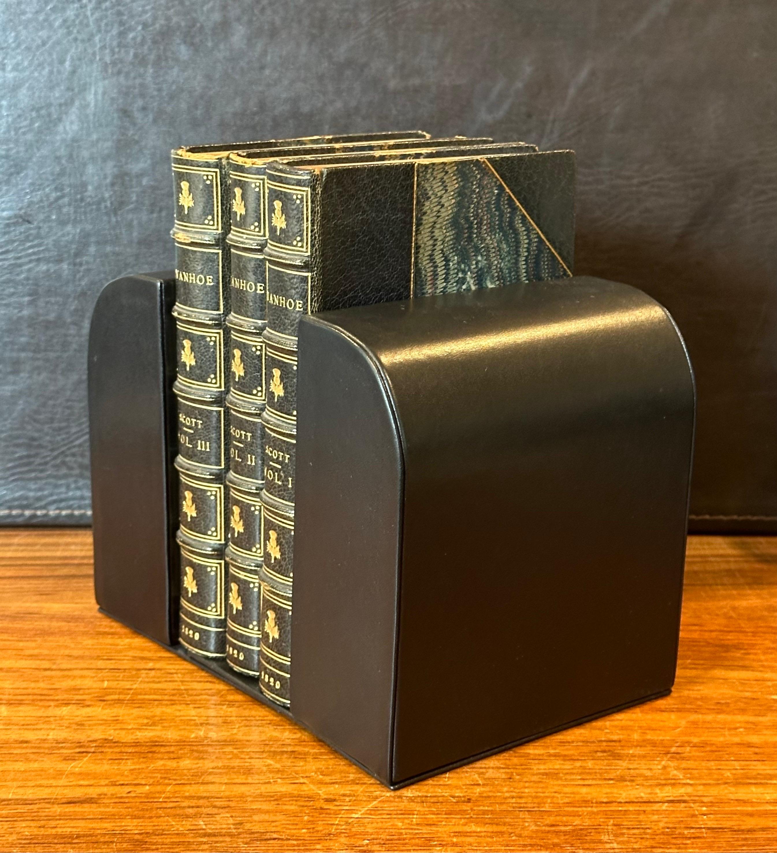 Coppia di fermalibri in pelle nera di Stuart Kern in vendita 2