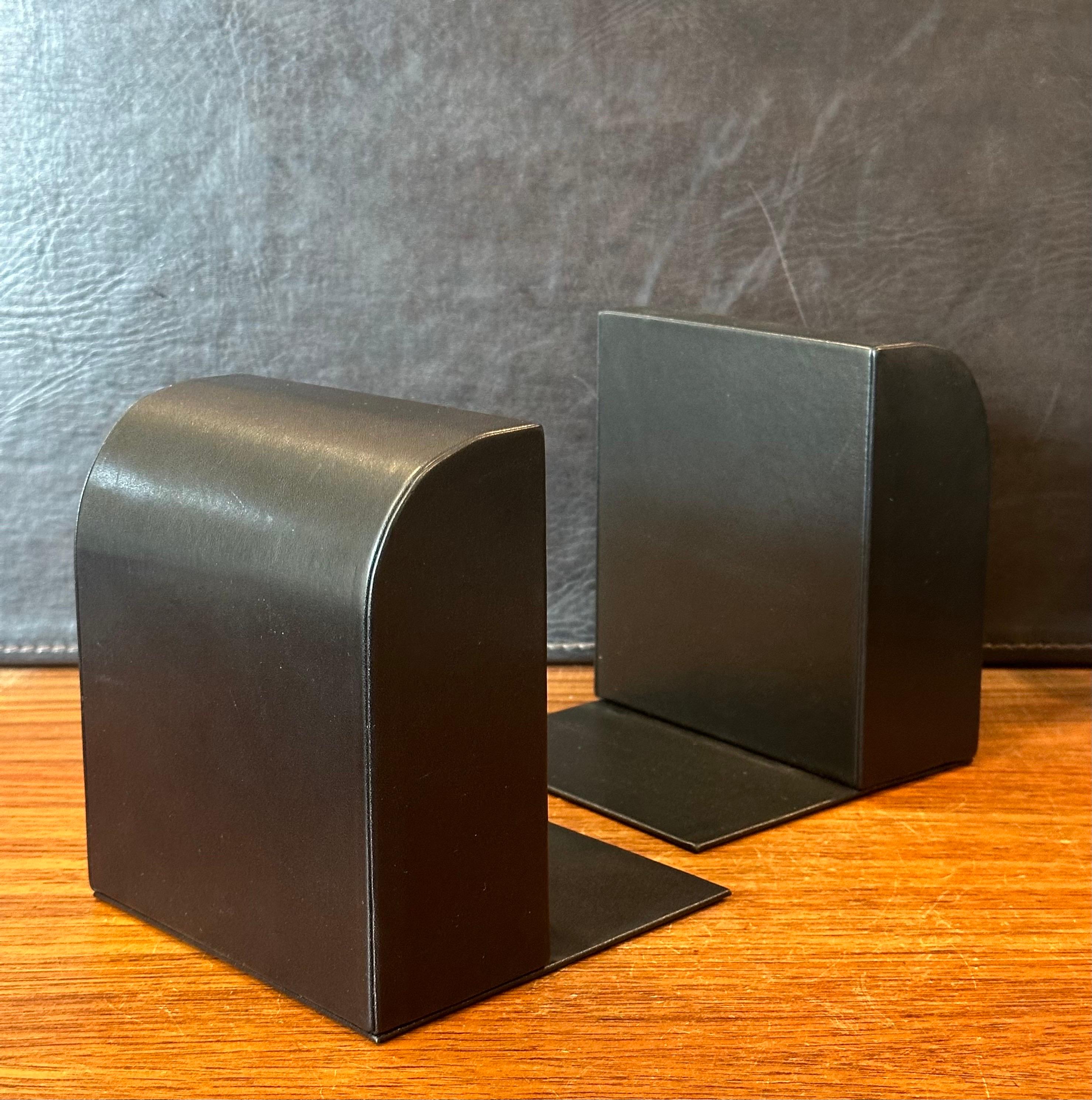 Coppia di fermalibri in pelle nera di Stuart Kern in vendita 3