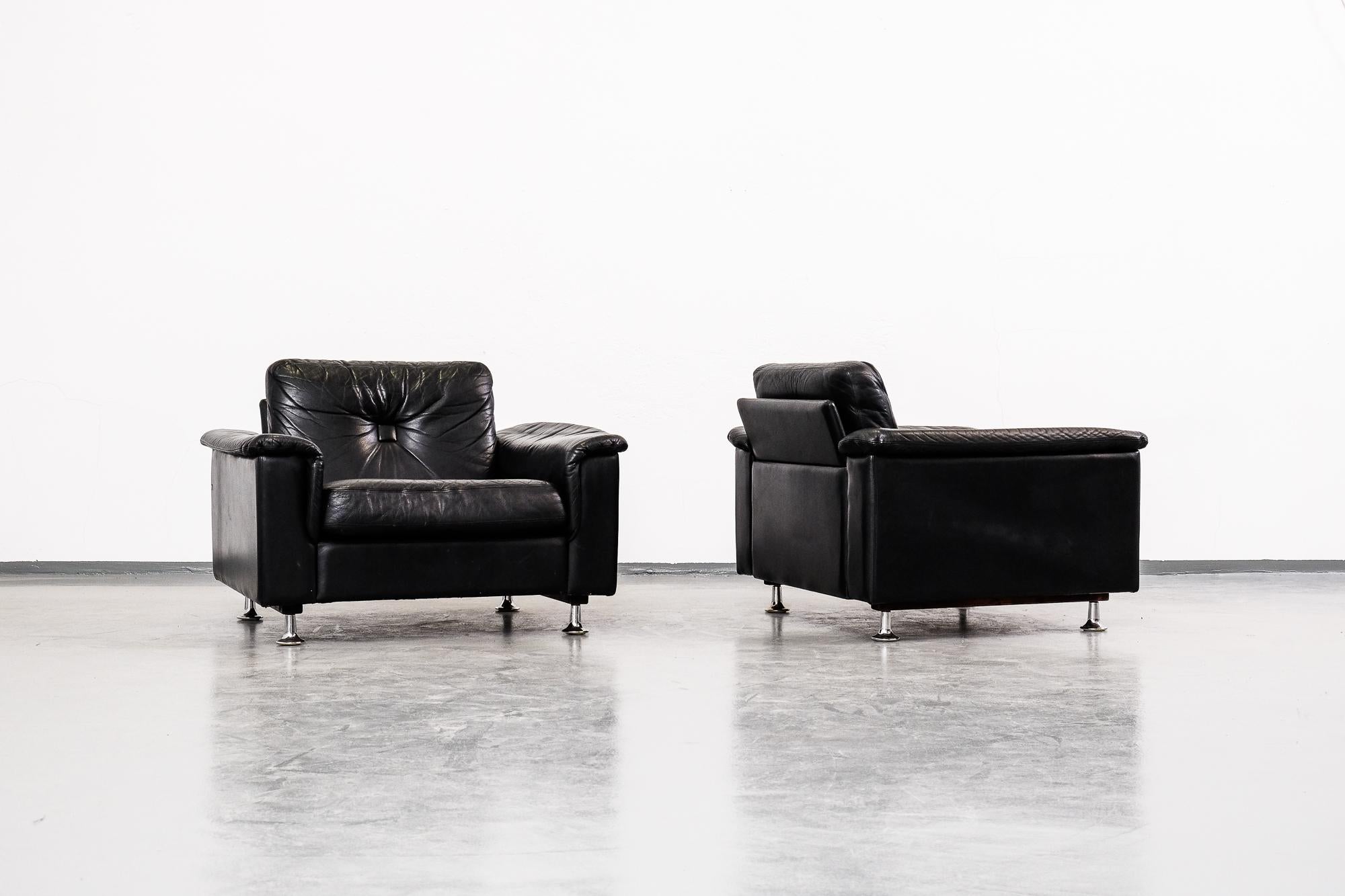 Mid-Century Modern Pair of Black Leather and Chrome Lounge Chairs, 1970s
